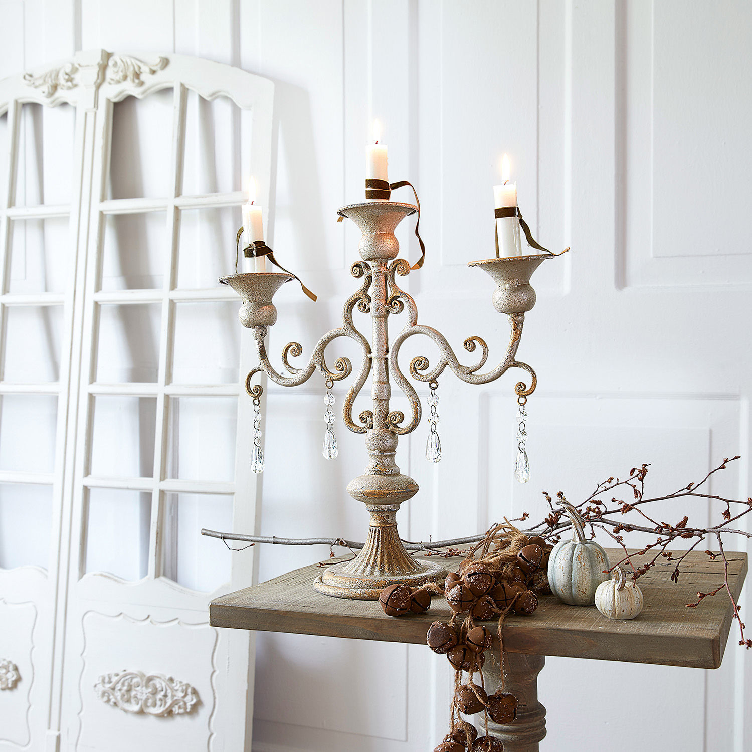 Bougeoir Chantan Chandelier en métal blanc vintage à trois branches avec bougies et décorations en cristal