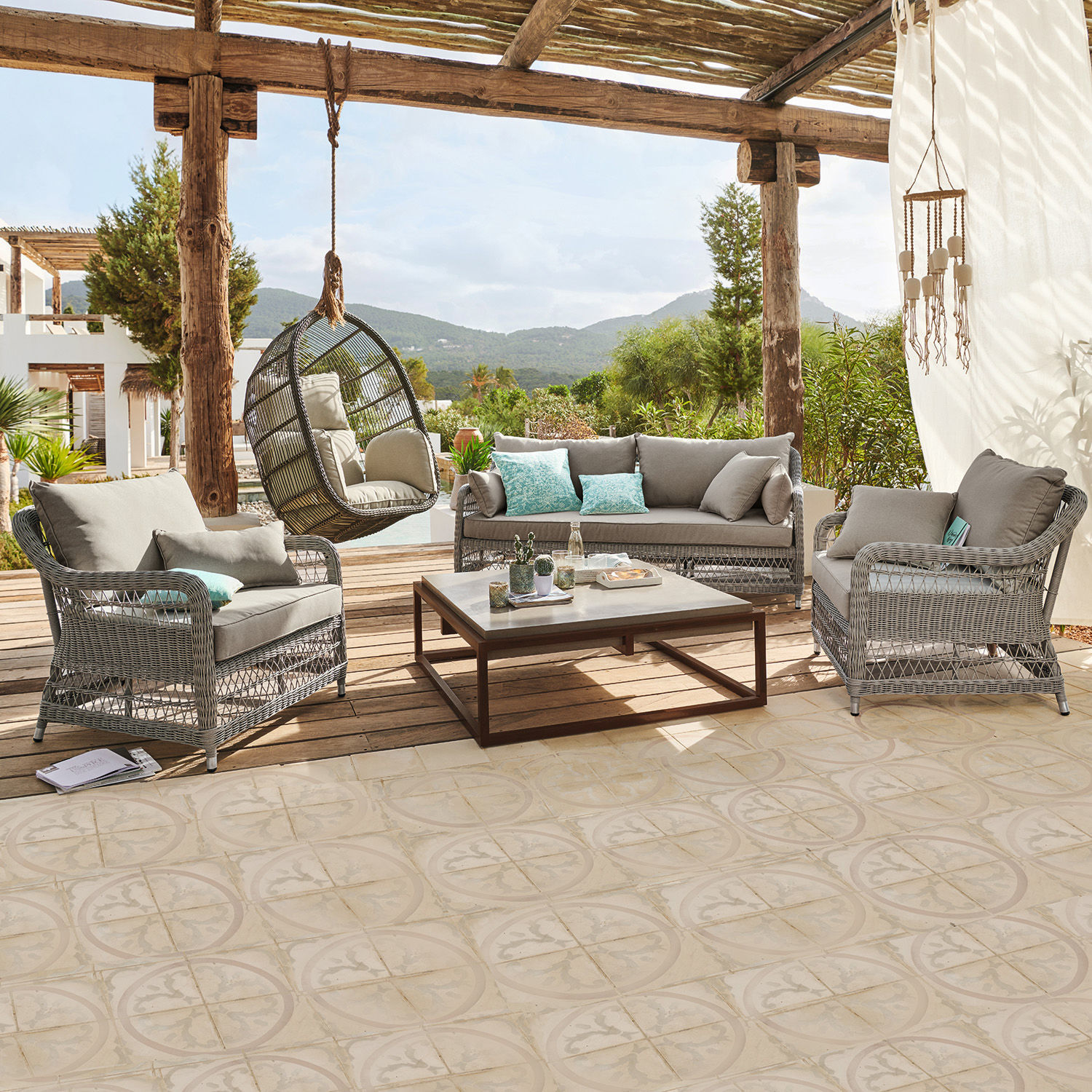 Salon de jardin Tanaiste Ensemble de mobilier de jardin en rotin gris avec coussins et fauteuil suspendu sur terrasse avec vue montagne