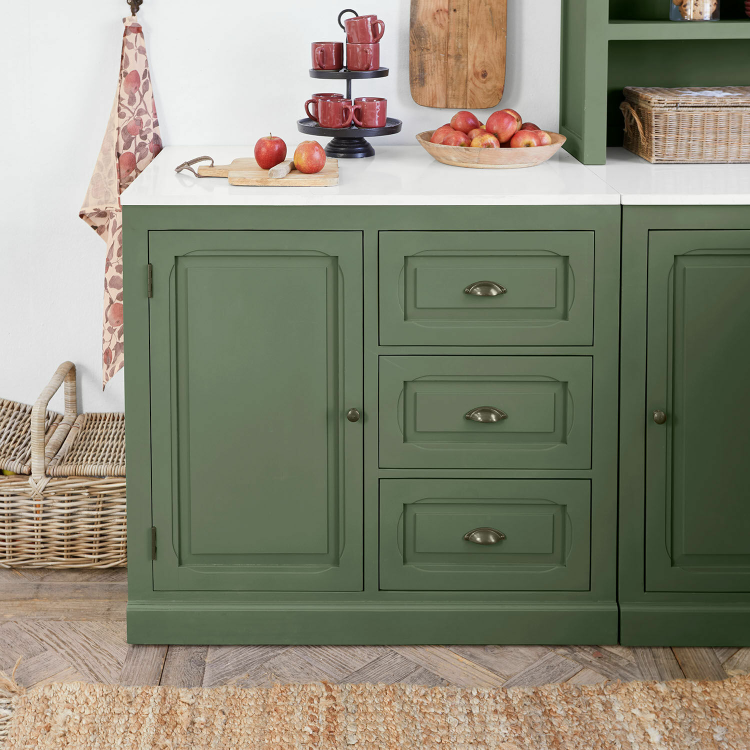 Vaisselier Lansbury Buffet de cuisine vert en bois avec plan de travail blanc et tasses rouges sur un présentoir