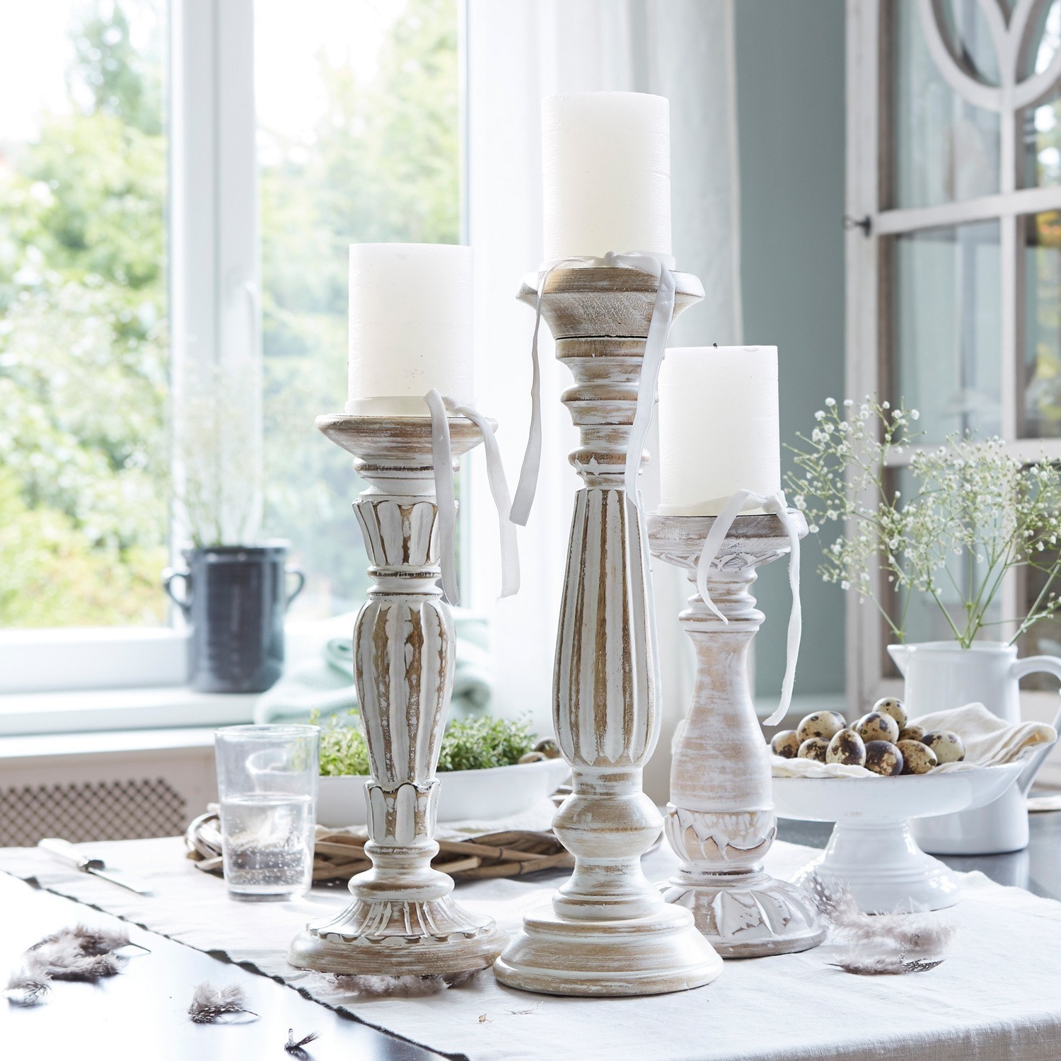 Lot de 3 chandeliers Folligny Ensemble de trois bougeoirs en bois blanc vieilli pour décoration de table élégante