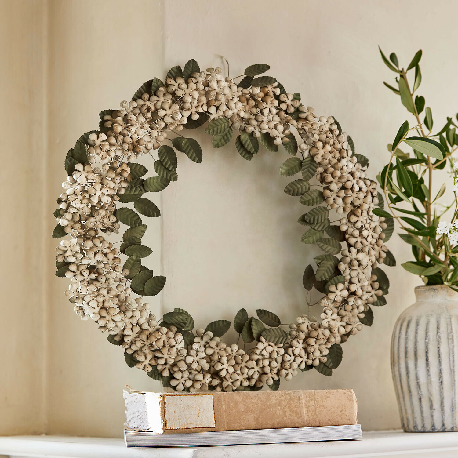 Couronne Zinnea Couronne décorative en fleurs séchées blanches et feuilles vertes pour décoration intérieure