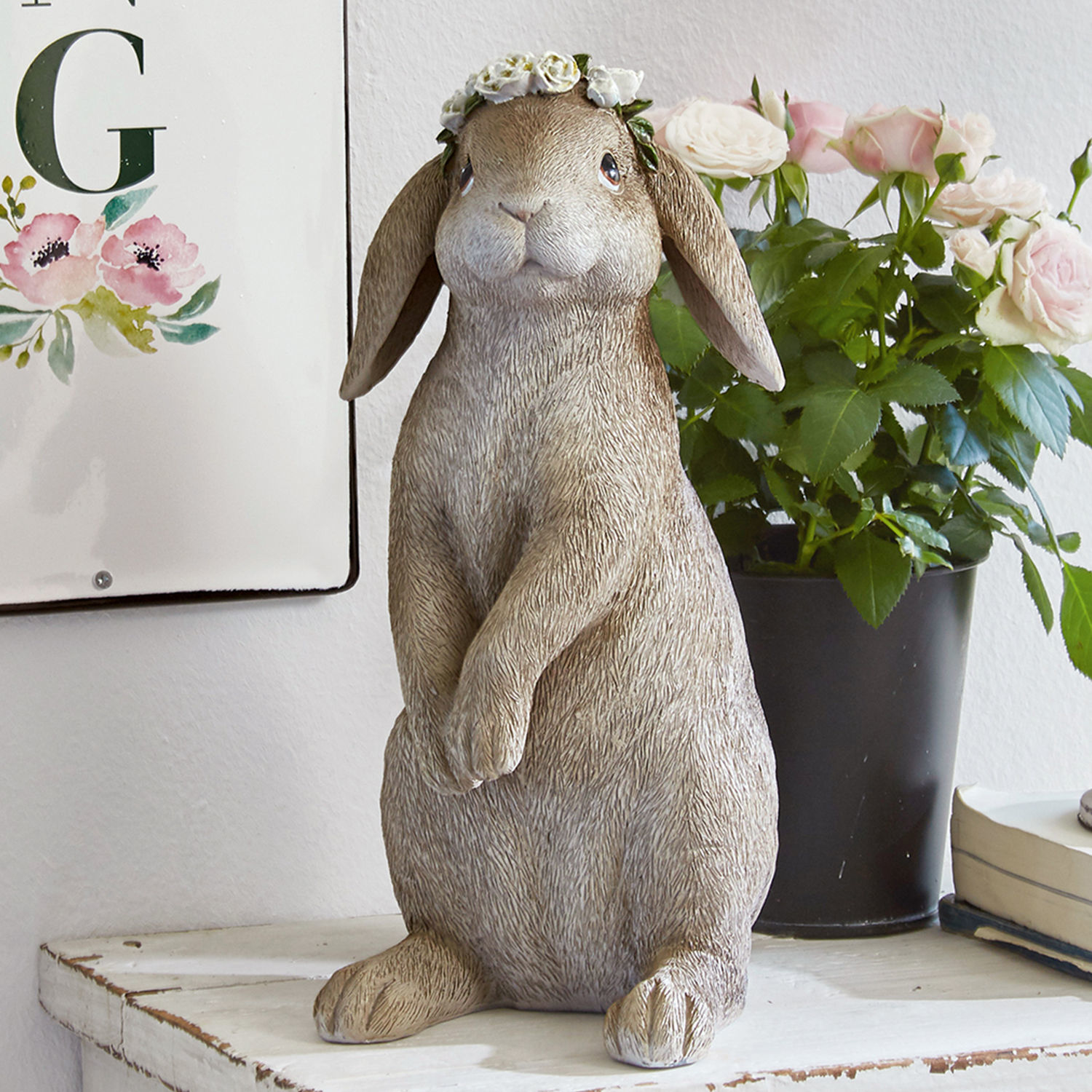 Lapin Sweety Figurine de lapin beige en résine avec couronne de fleurs blanches, décoration intérieure élégante.