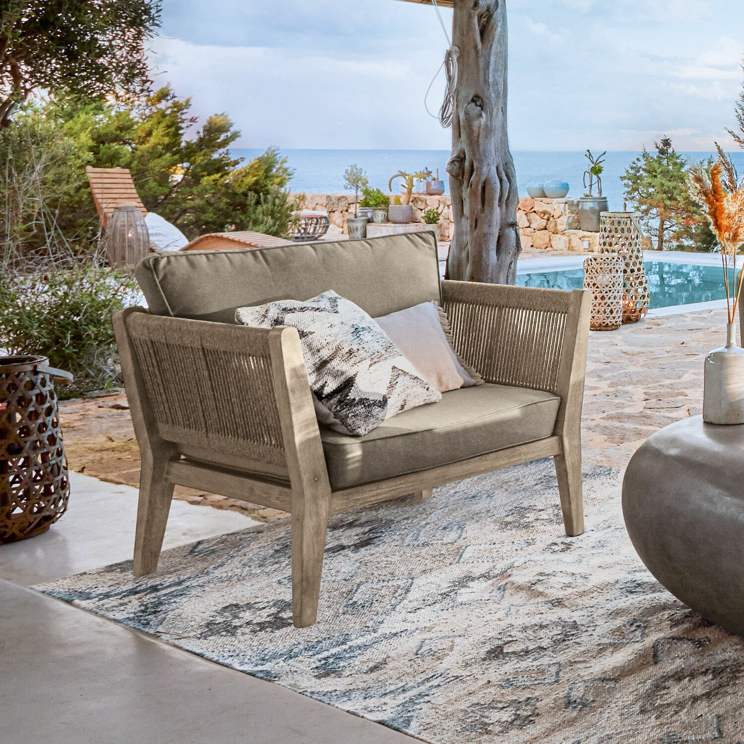 Fauteuil 100 % FSC® Biarritz Canapé d'extérieur en bois et tissu beige sur terrasse avec vue sur la mer