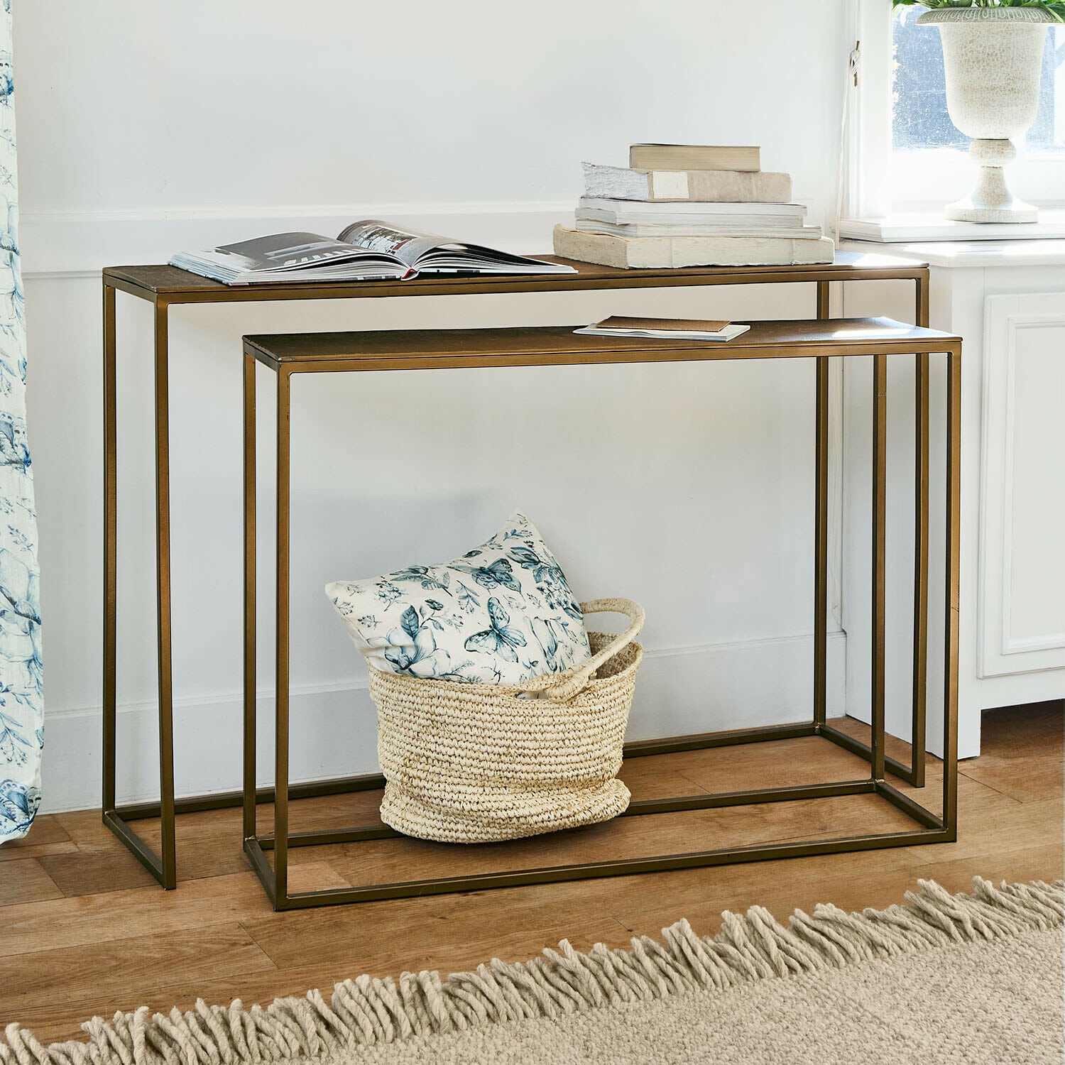 Lot de 2 consoles Olvenzo Ensemble de deux tables d'appoint en métal couleur laiton avec livres décoratifs et panier avec coussin