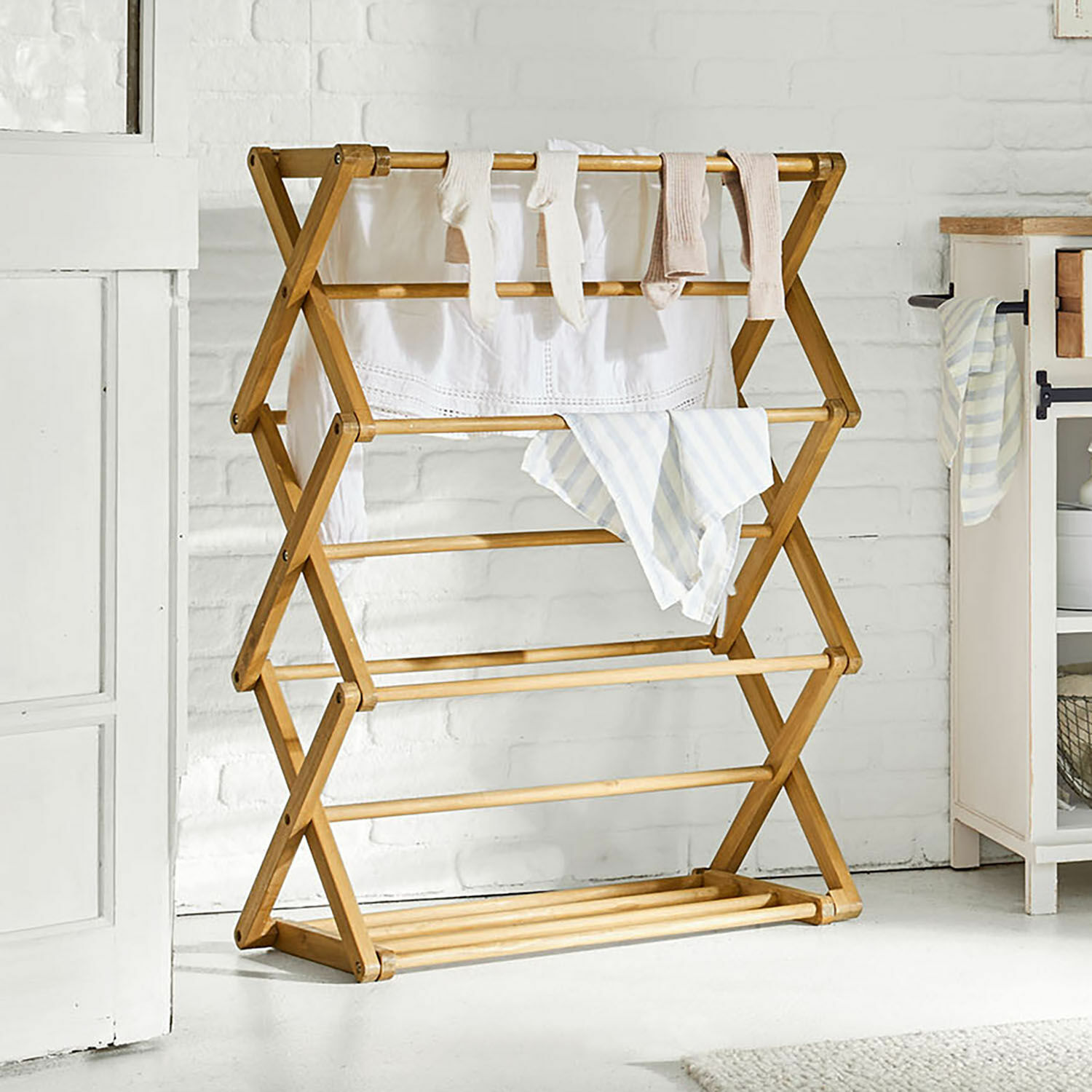 Étendoir à linge Elodielle Séchoir à linge pliant en bois naturel pour usage domestique dans une pièce claire