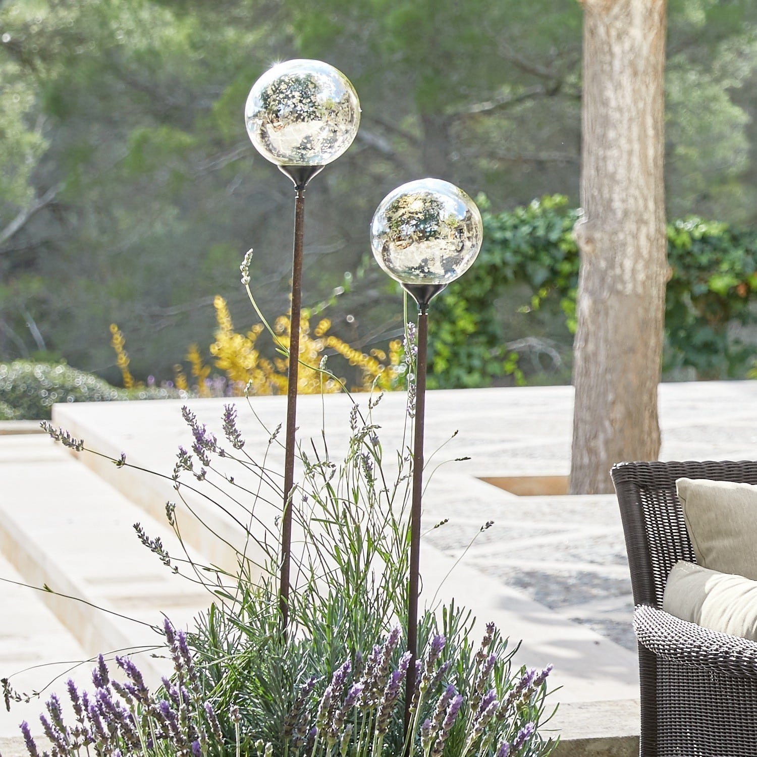 Lot de 2 piquets décoratifs Cainan Deux boules décoratives sur tiges métalliques dans la lavande, éclairage extérieur de jardin élégant