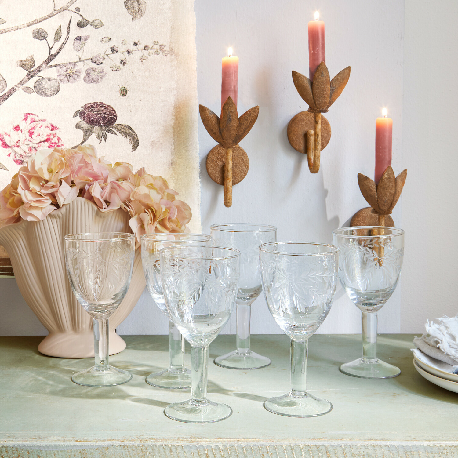 Lot de 6 verres Florineau Ensemble de six verres gravés de motifs feuillus sur une table verte avec bougies et fleurs décoratives