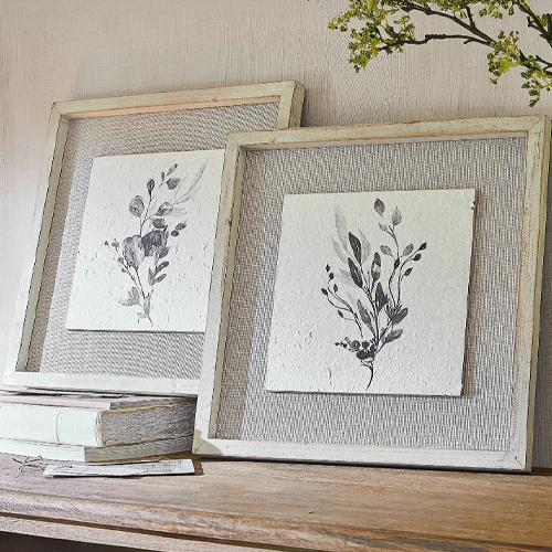 Deux cadres rustiques en bois clair avec illustration végétale sur fond en maille, décoration murale