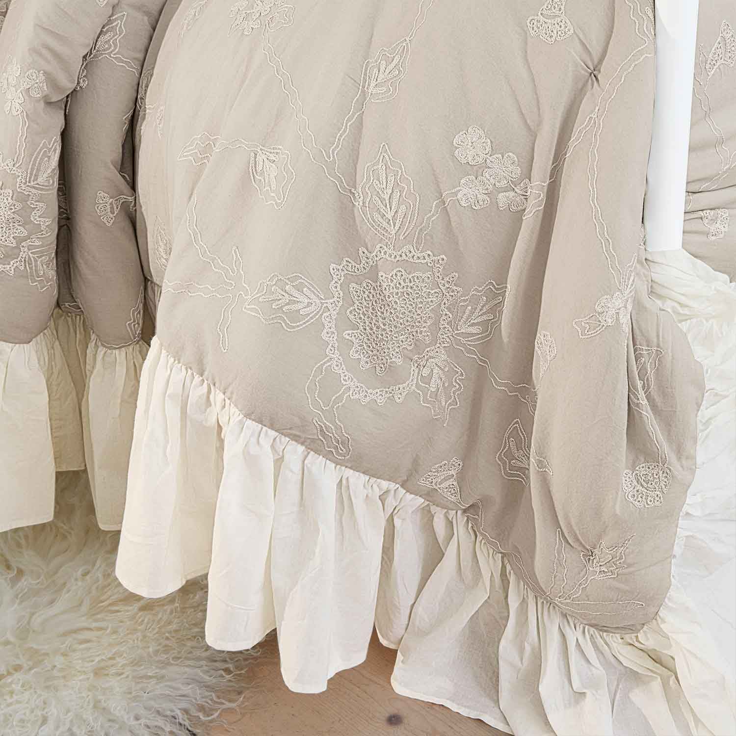 Couvre-lit beige avec broderies florales et volant crème, tissu doux pour décoration de chambre