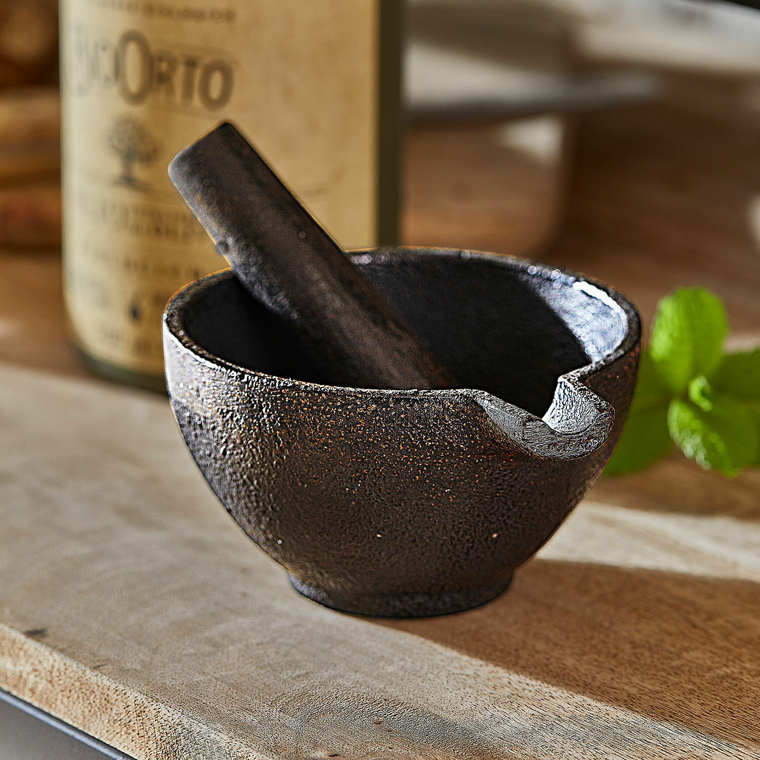Mortier et pilon Chansel Mortier en fonte noire avec pilon sur planche en bois pour moudre épices et herbes