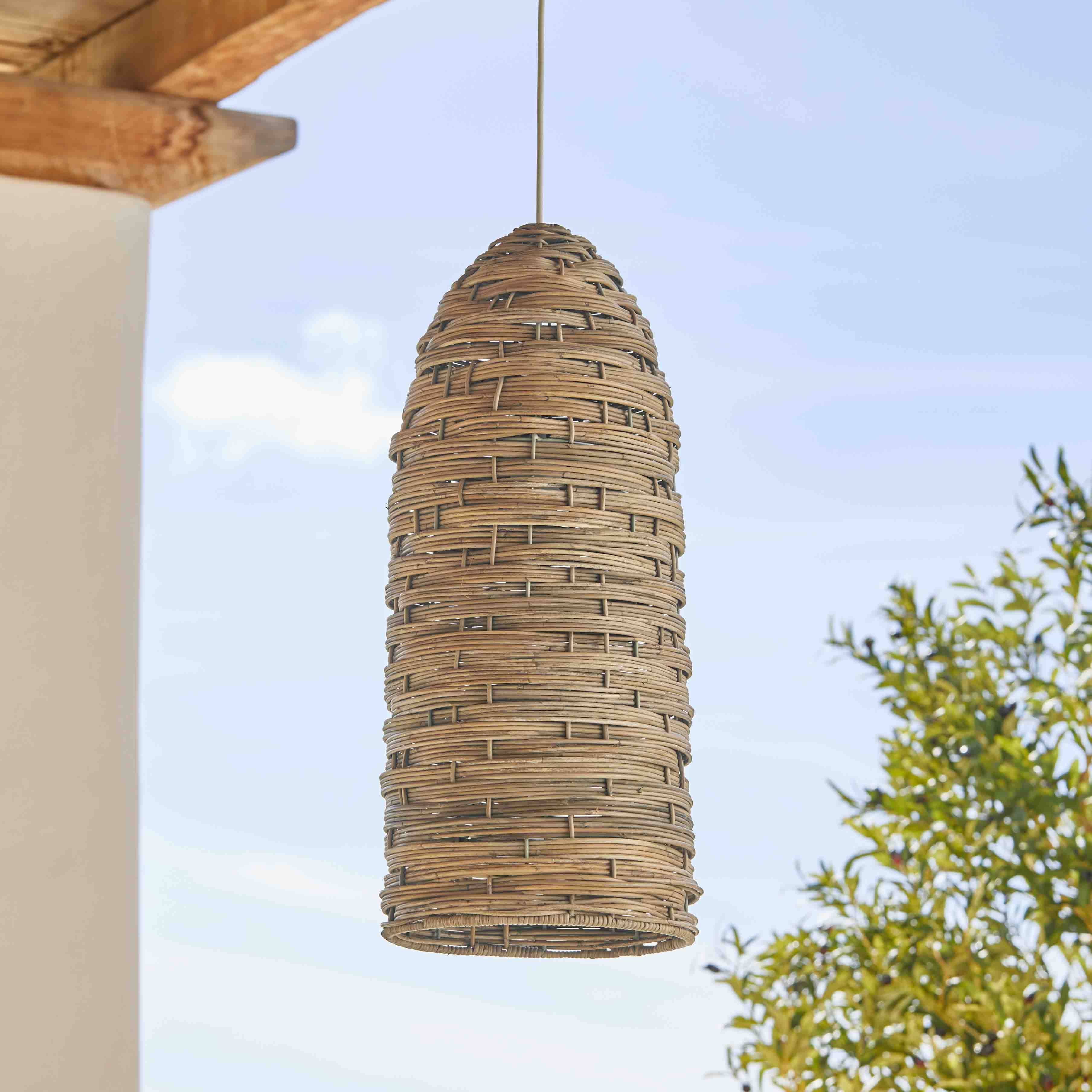 Suspension en rotin naturel tressé, idéale pour une décoration intérieure chaleureuse et un éclairage doux