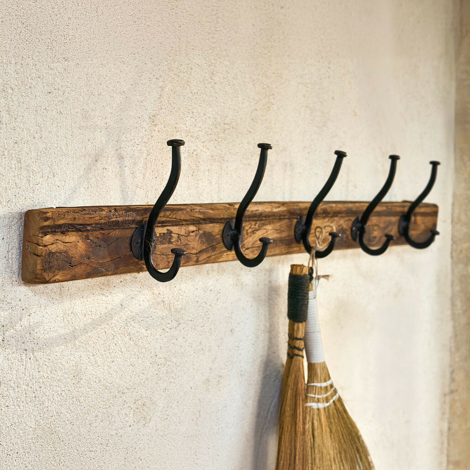 Portemanteau Sémone Patère murale rustique en bois avec cinq crochets en métal noir pour suspendre des objets