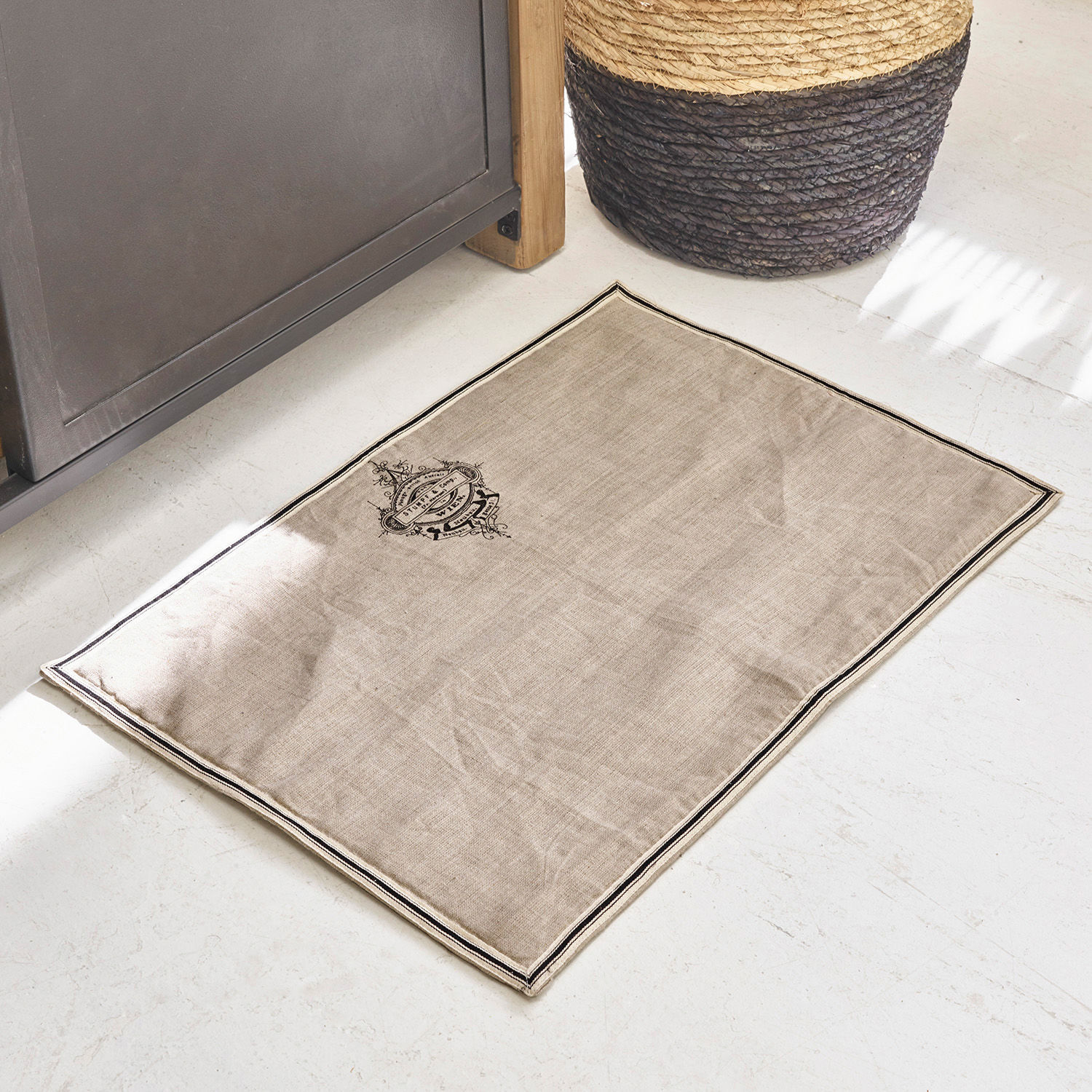 Tapis de bain Rania Tapis beige en coton avec impression noire et bordure, parfait pour la décoration intérieure