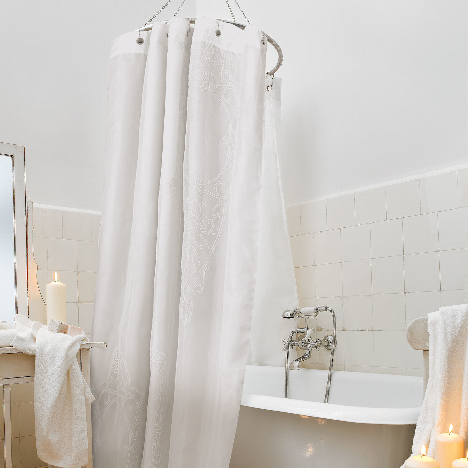 Rideau de douche Bris Rideau de douche blanc en coton avec motif délicat, salle de bain avec baignoire et bougies