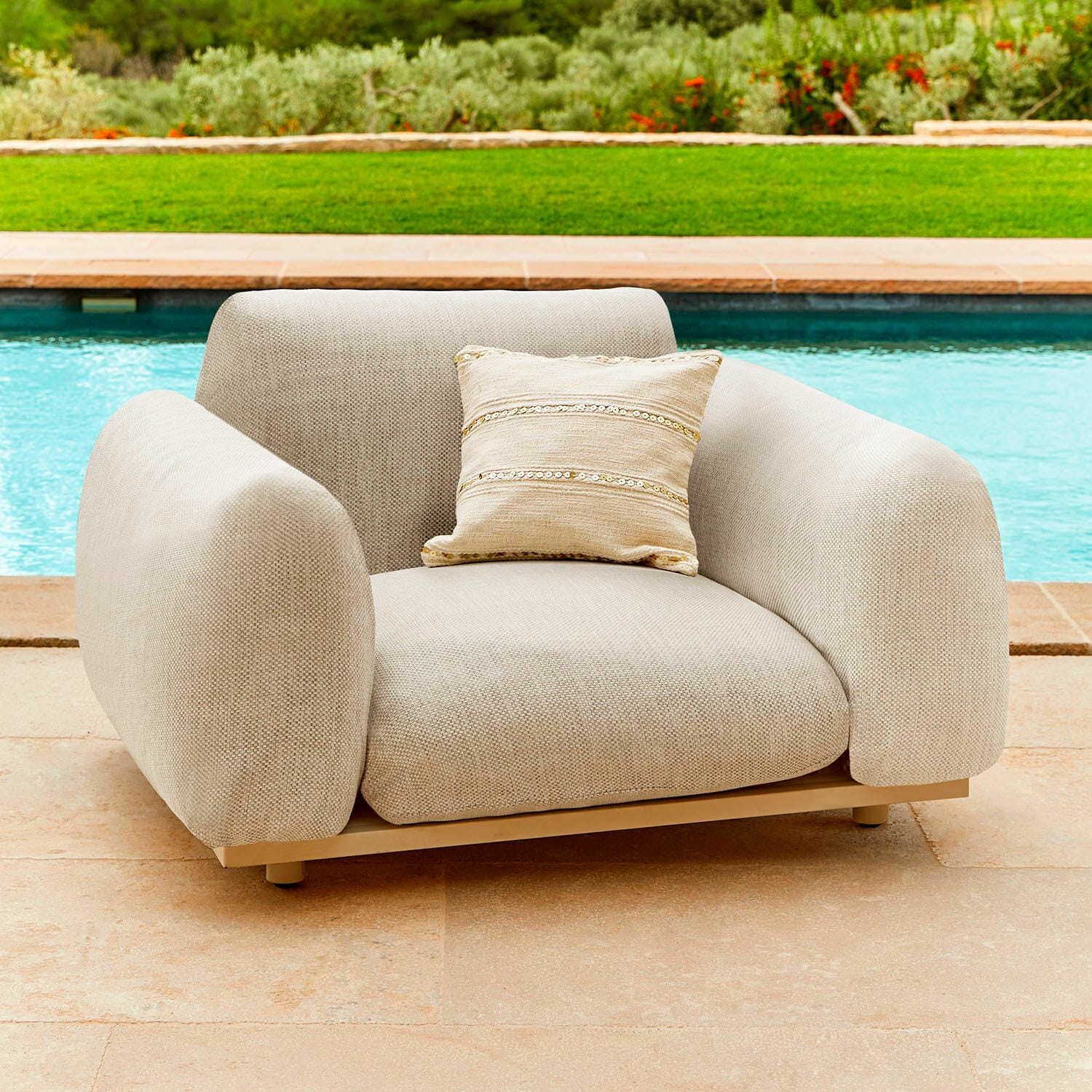 Fauteuil Savinard Fauteuil beige en tissu avec coussin décoratif, meuble moderne pour terrasse ou jardin
