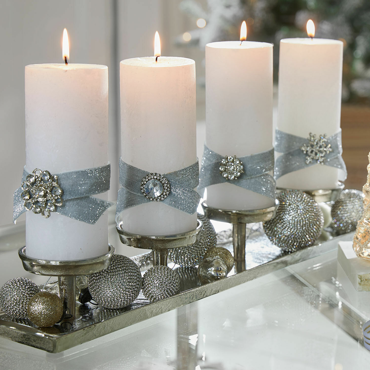 Lot de 4 pin's décoratifs Brillliant Pins Bougies blanches décorées de rubans argentés et broches en cristal sur un chandelier métallique avec décorations festives
