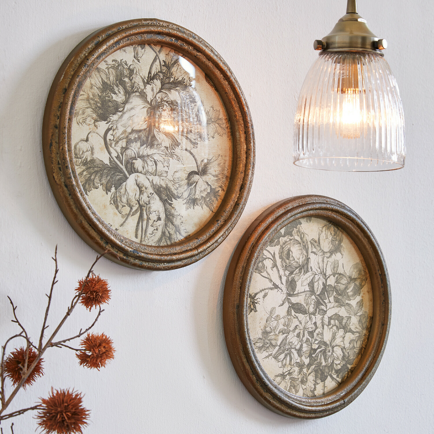 Lot de 2 tableaux Phaurette Deux cadres muraux ovales en métal patiné avec dessins floraux en noir et blanc, décoration murale