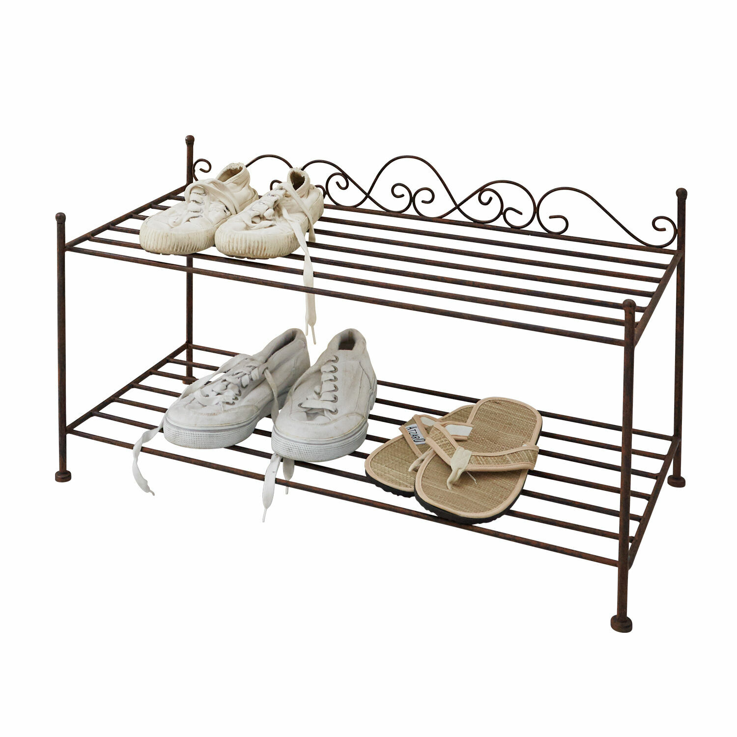 Meuble à chaussures Cloutier Étagère à chaussures en métal rouillé à deux niveaux avec trois paires de chaussures sur fond blanc
