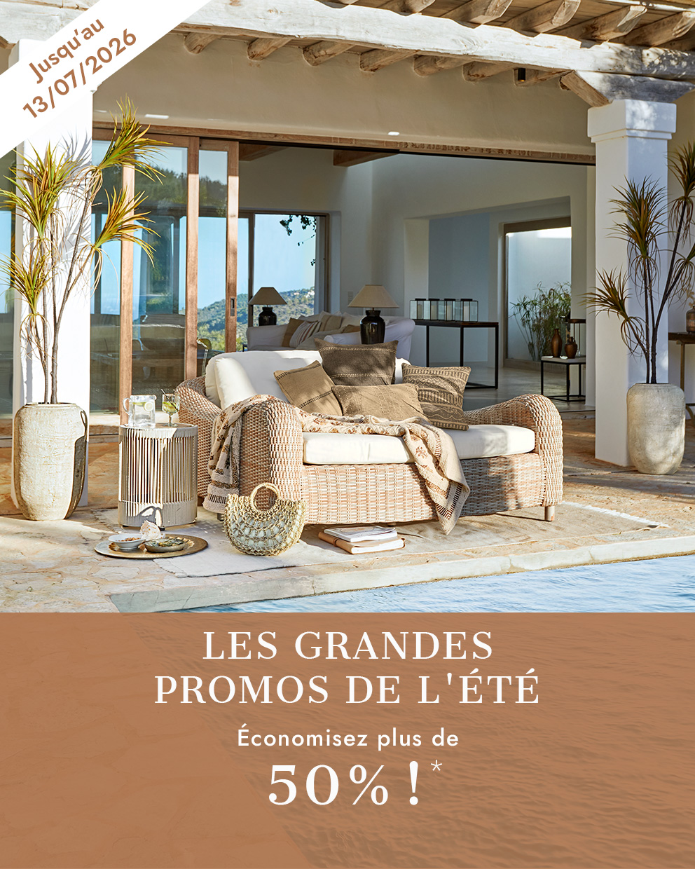 Canapé en rotin naturel avec coussins beige sur terrasse au bord de la piscine, promotion été mobilier extérieur