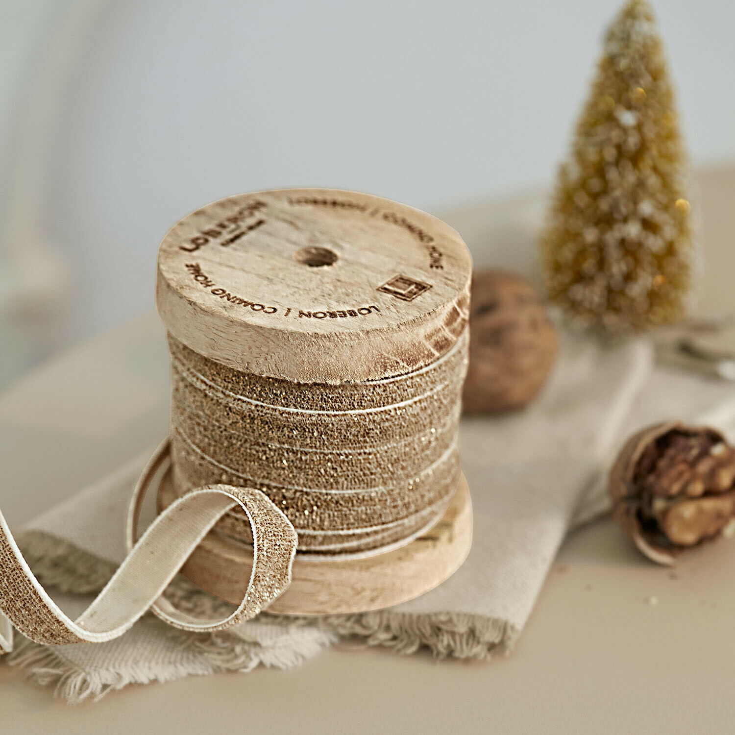 Ruban de velours Ulvane Ruban décoratif beige pailleté enroulé sur une bobine en bois, parfait pour les décorations de Noël et les emballages cadeaux
