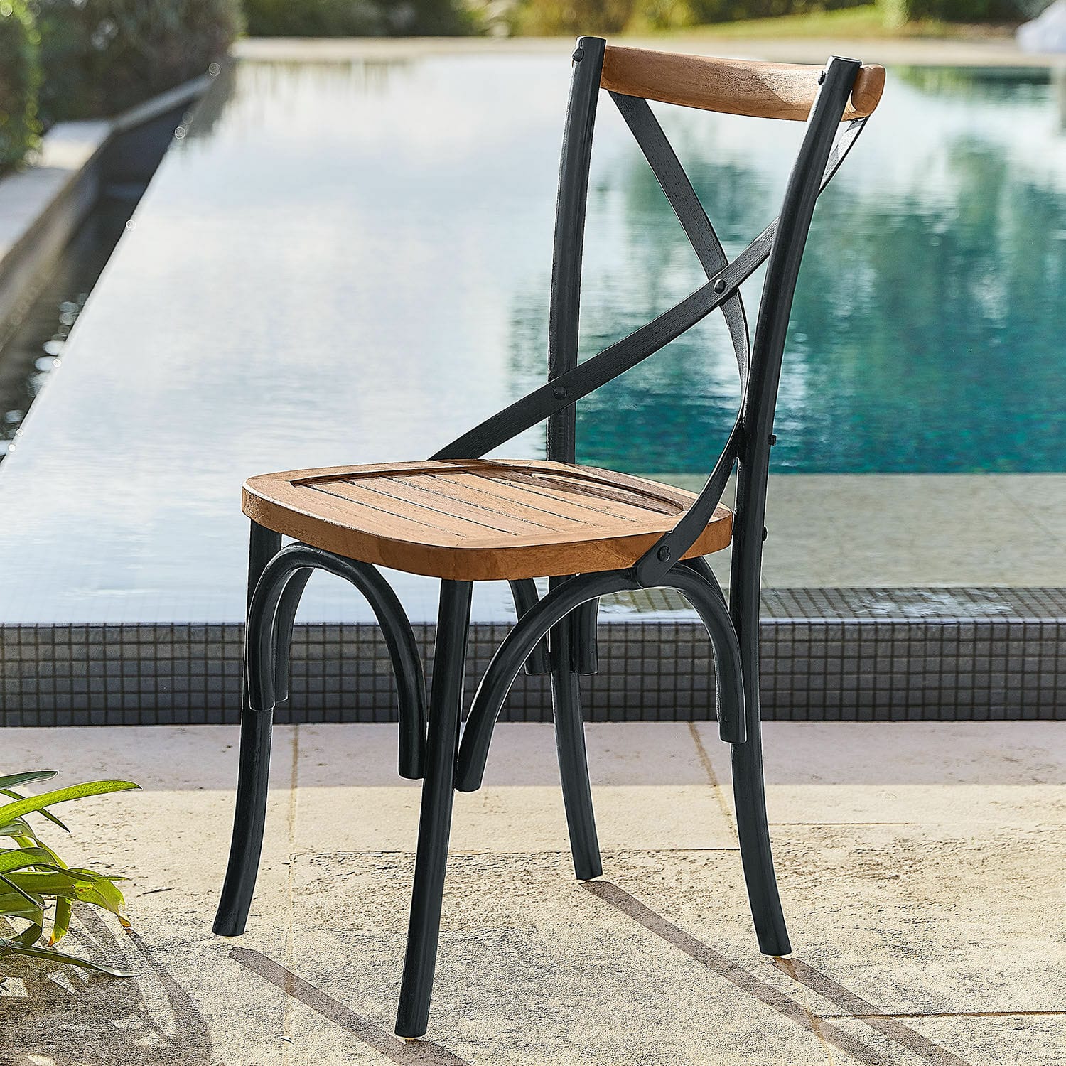 Chaise Kirkdale Chaise de jardin en métal noir et bois de teck, parfaite pour terrasse et espace extérieur