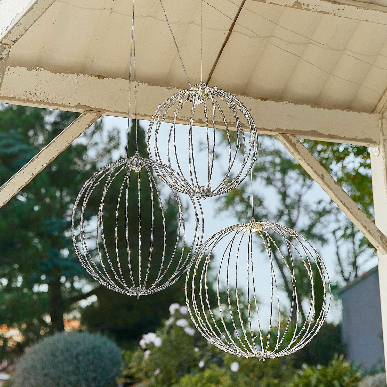 Lot de 3 boules LED Brilliante Trois boules décoratives en métal argenté avec éclairage LED suspendues en extérieur