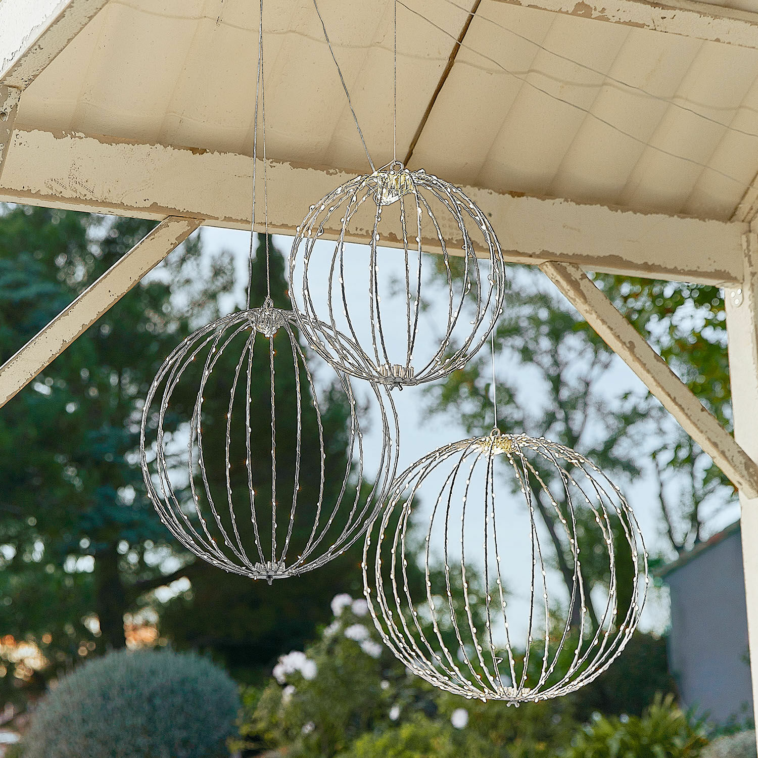 Lot de 3 boules LED Brilliante Trois boules décoratives en métal argenté avec éclairage LED suspendues en extérieur