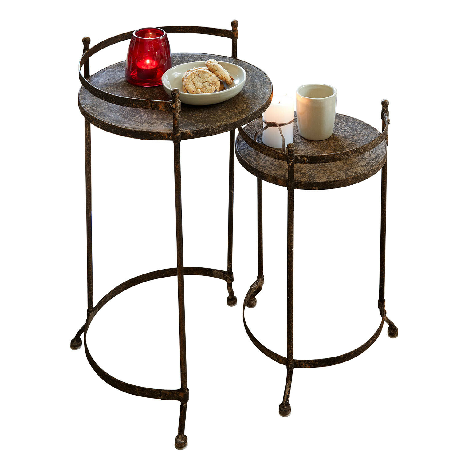 Lot de 2 tables d'appoint Alanyn Ensemble de deux tables d'appoint rondes en métal rouillé avec décorations sur les plateaux