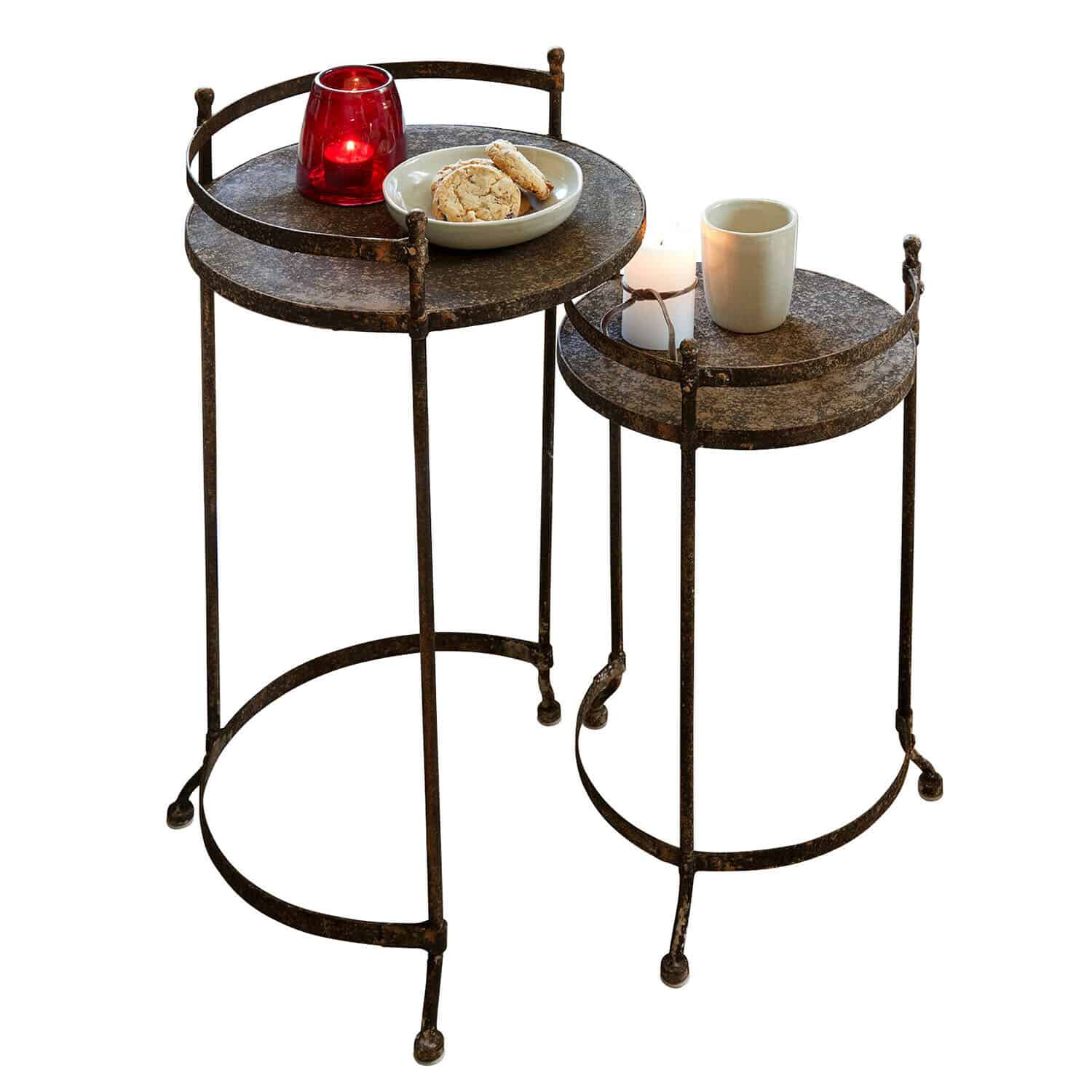 Lot de 2 tables d'appoint Alanyn Ensemble de deux tables d'appoint rondes en métal rouillé avec décorations sur les plateaux