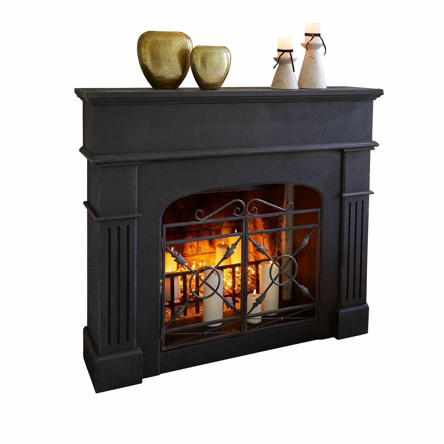 Console de cheminée Hollowfield Cheminée noire avec grille en métal et bougies, décorations en laiton et pierre sur le dessus