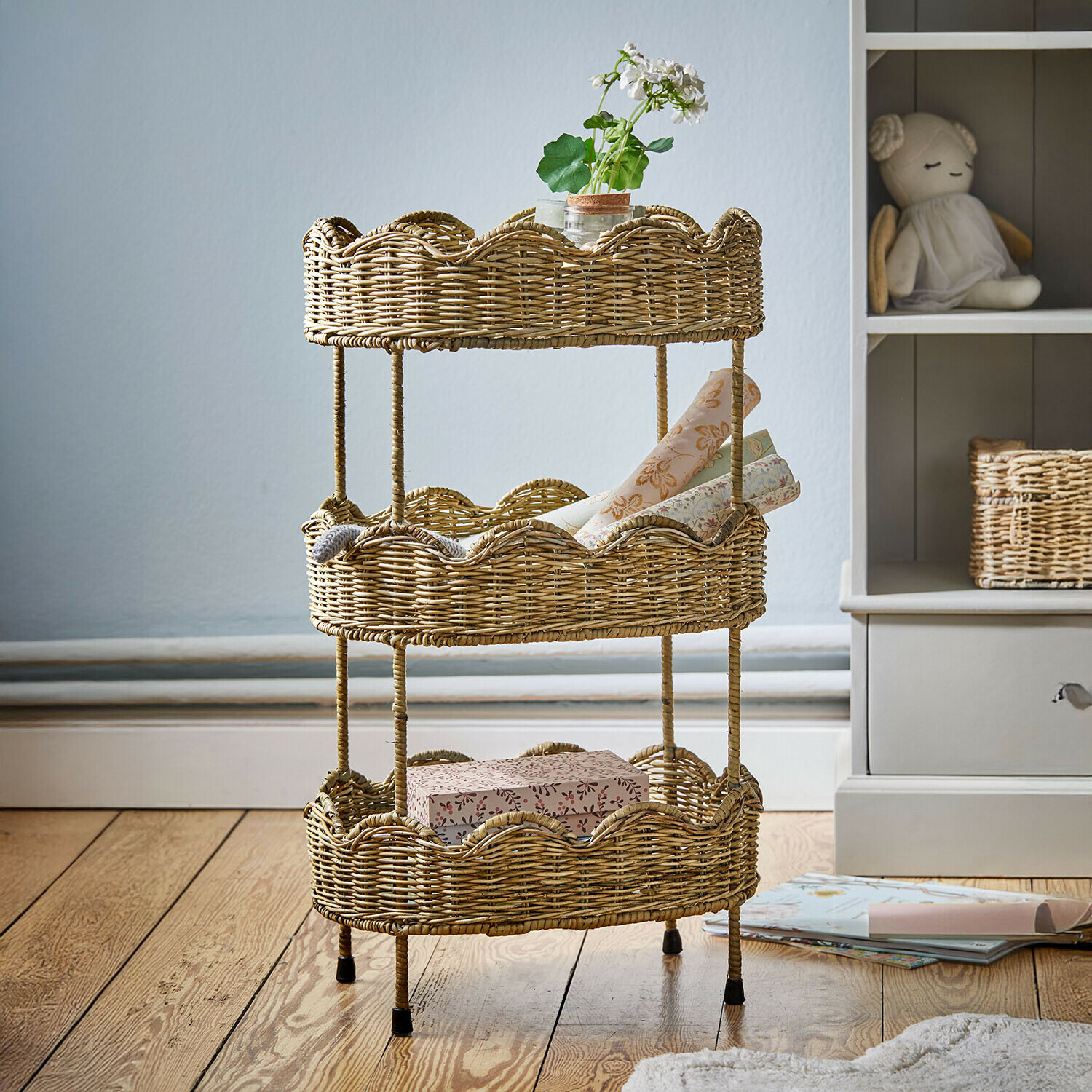 Étagère pour enfant Tinytreasure Étagère à trois niveaux en osier naturel pour ranger décorations et petits objets dans la maison