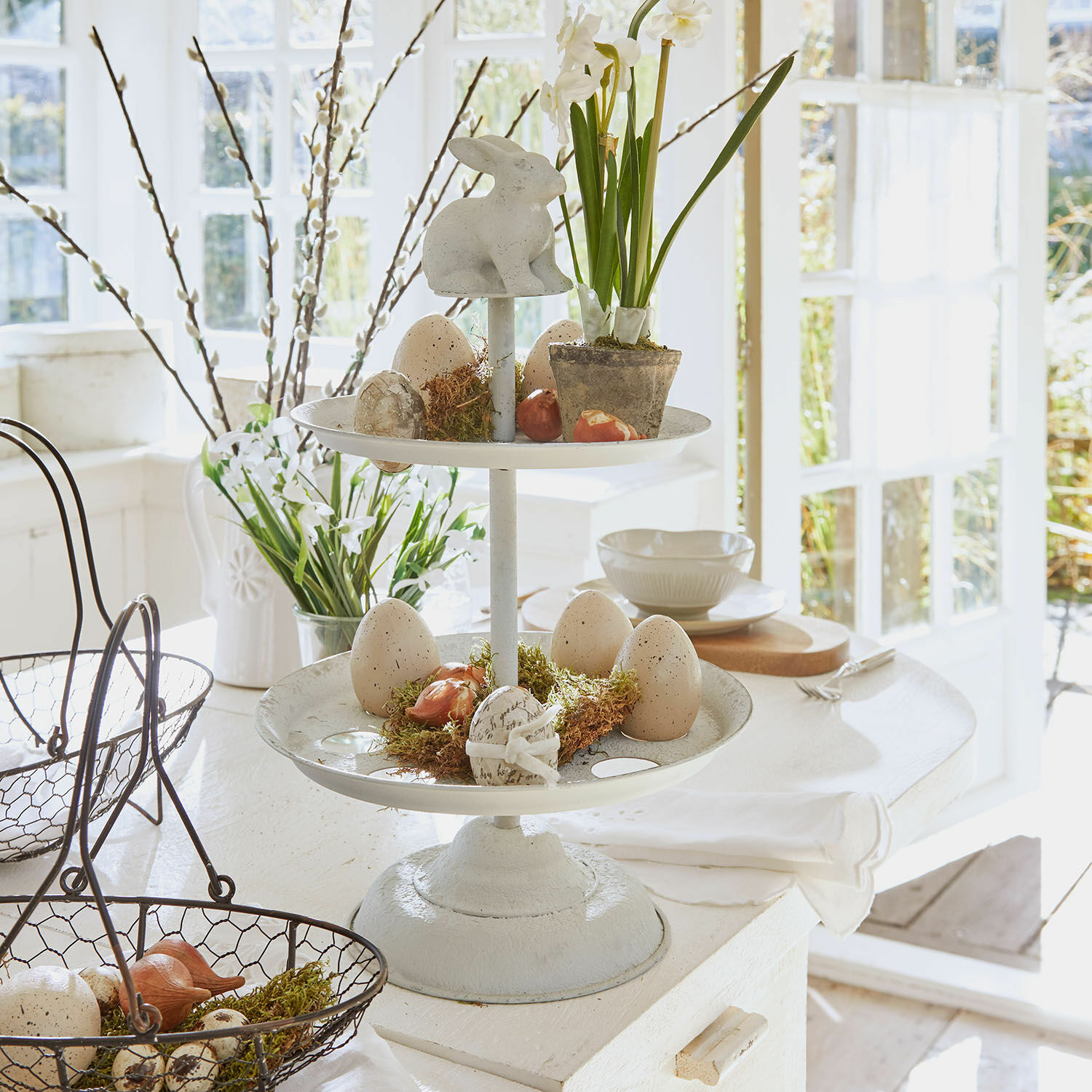 Présentoir à œufs Delixor Présentoir à deux niveaux en métal blanc avec décorations de Pâques et mousse naturelle