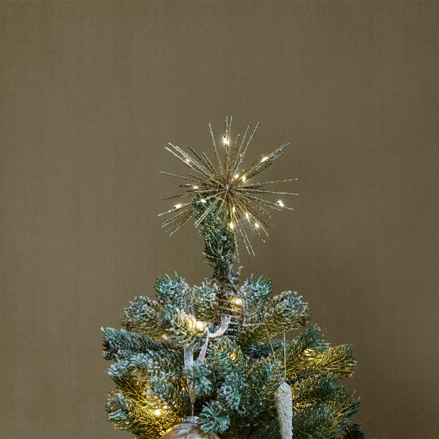 Décoration LED pour sapin Quérillane Étoile dorée au sommet d'un sapin artificiel vert avec guirlandes lumineuses LED