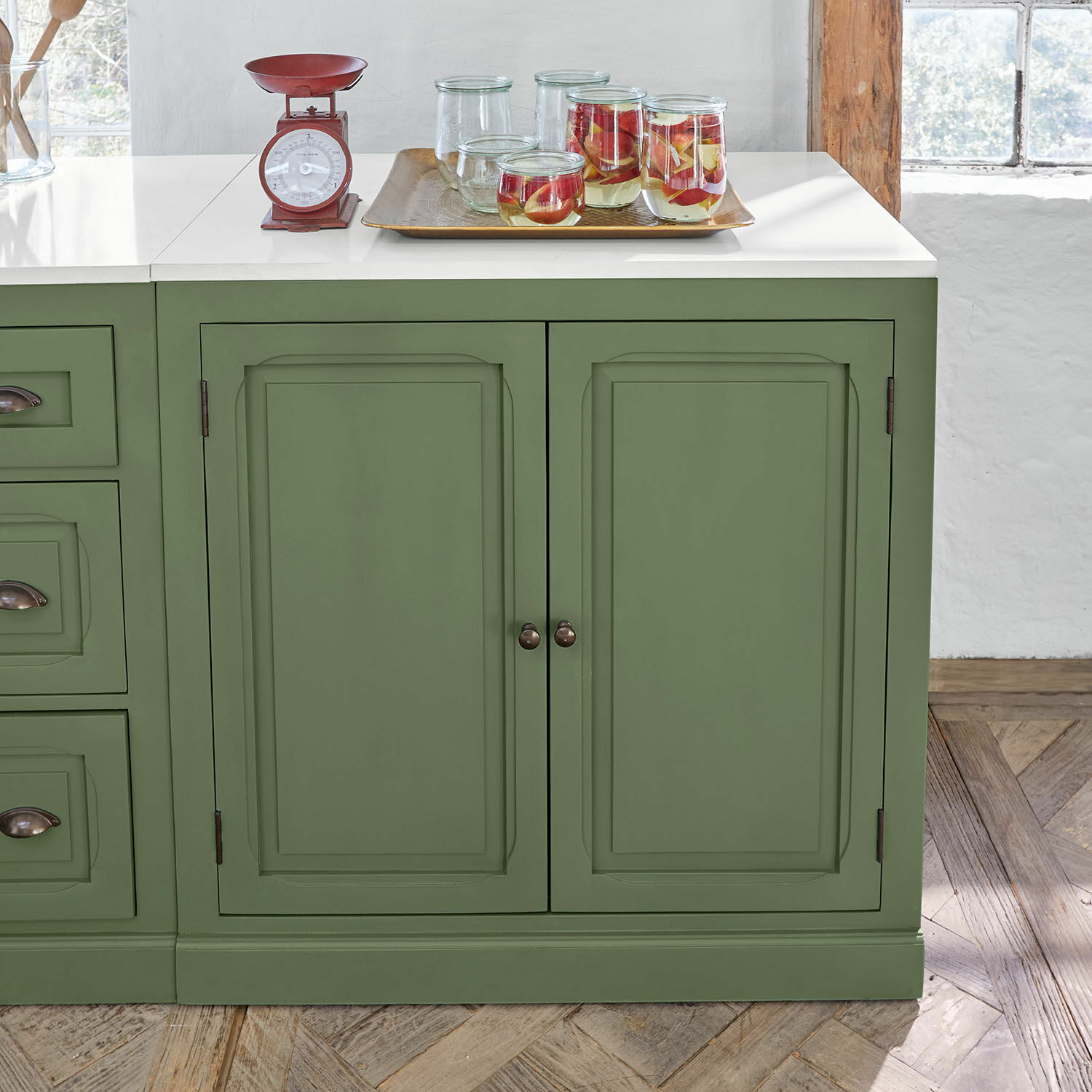 Buffet Lansbury Buffet vert en bois avec plateau blanc et balance de cuisine rouge en métal sur le dessus