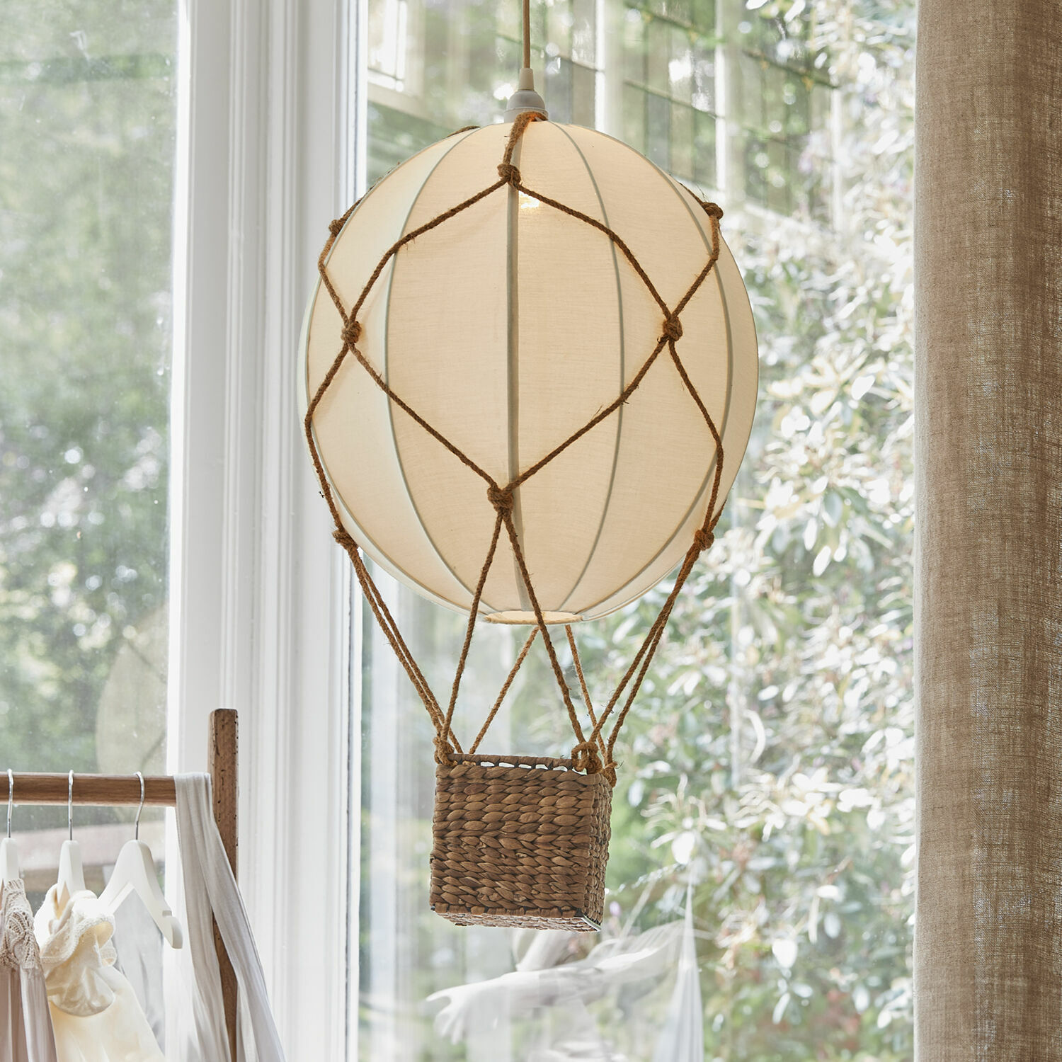 Suspension Plumillon Suspension décorative en forme de montgolfière en tissu beige avec panier en osier tressé