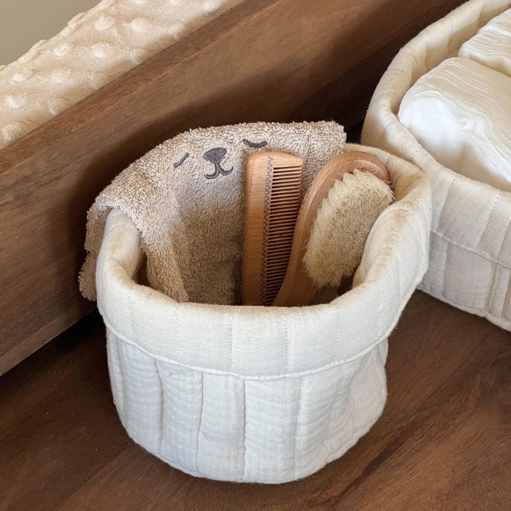 Panier crème en coton avec serviette douce et brosse en bois, accessoires naturels pour salle de bain