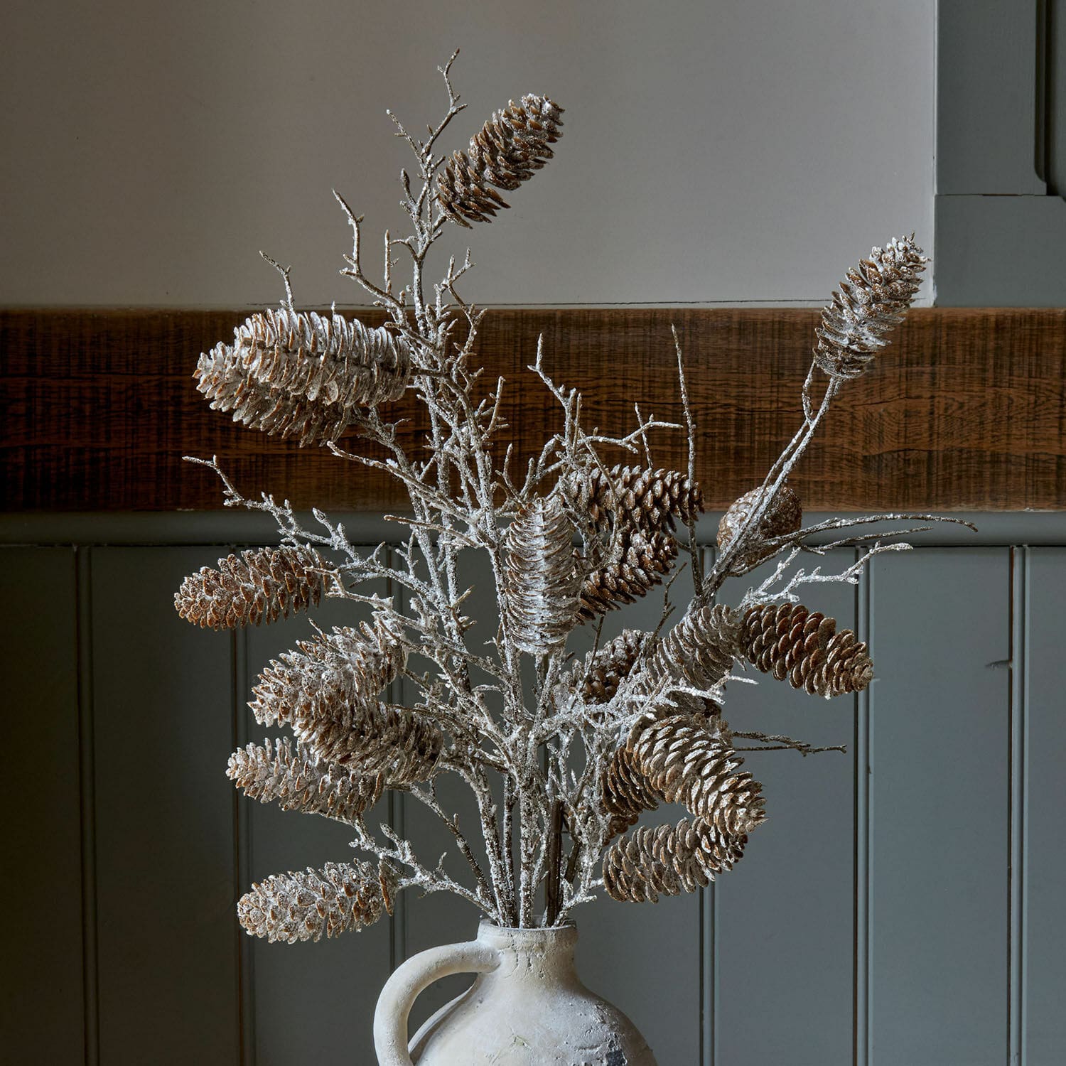 Lot de 3 branches décoratives Tenerica Branches décoratives avec pommes de pin dans un vase blanc sur fond en bois, décoration naturelle intérieure