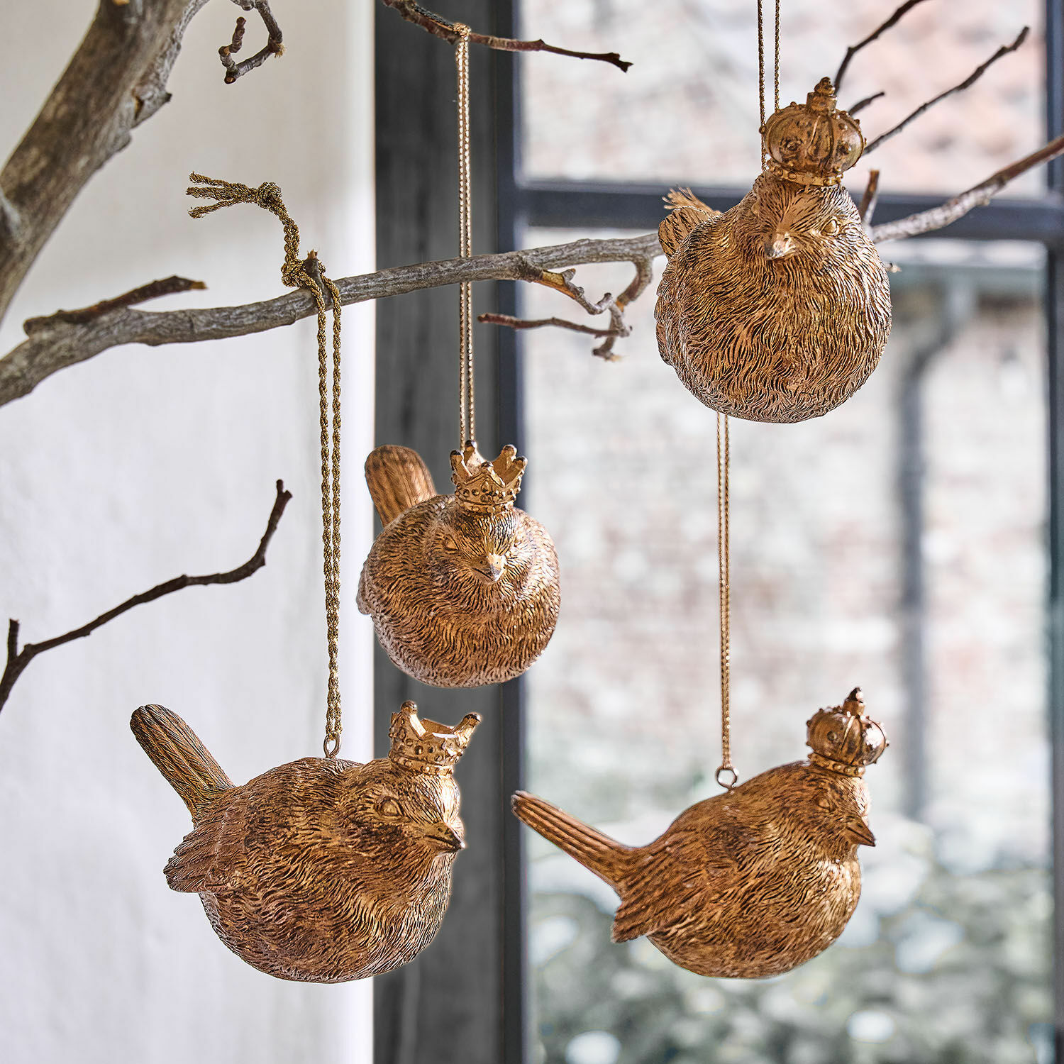 Lot de 4 figurines à suspendre Dottica Décorations d'oiseaux dorés en métal avec couronnes suspendues sur une branche, décoration intérieure