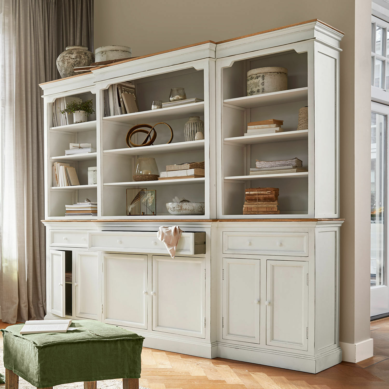 Vaisselier Highcliffe Vitrine en bois blanc avec étagères et tiroirs style vintage pour salon