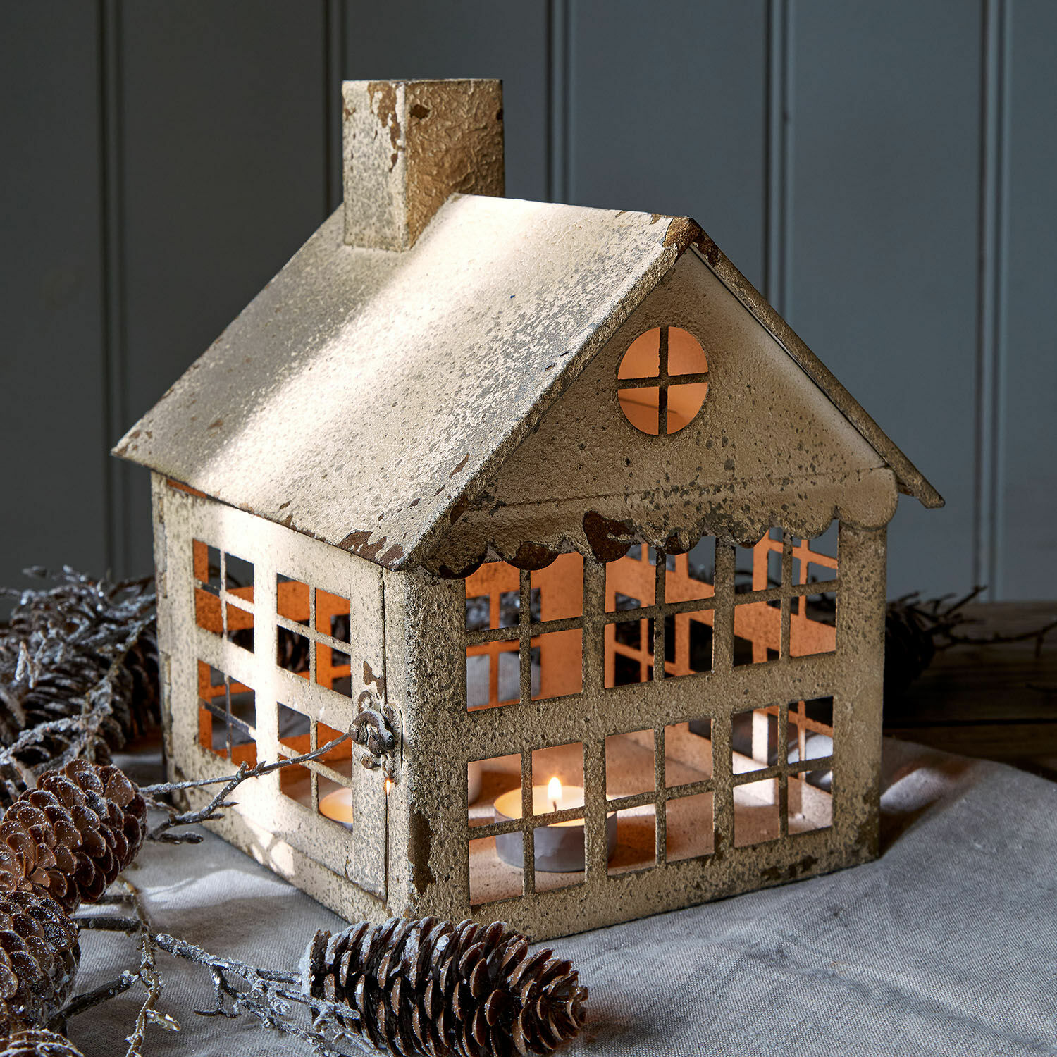 Lanterne Bjornvik Lanterne en métal beige en forme de maison avec espace pour bougie et finition rustique pour décoration