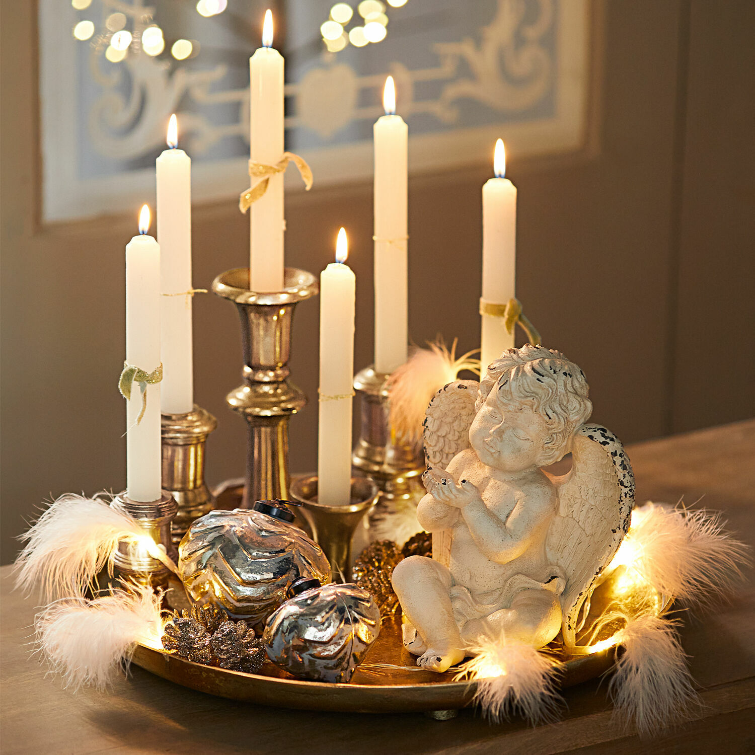 Plateau à bougies Tiralen Plateau doré décoratif avec bougies blanches, ange et ornements argentés pour décoration festive