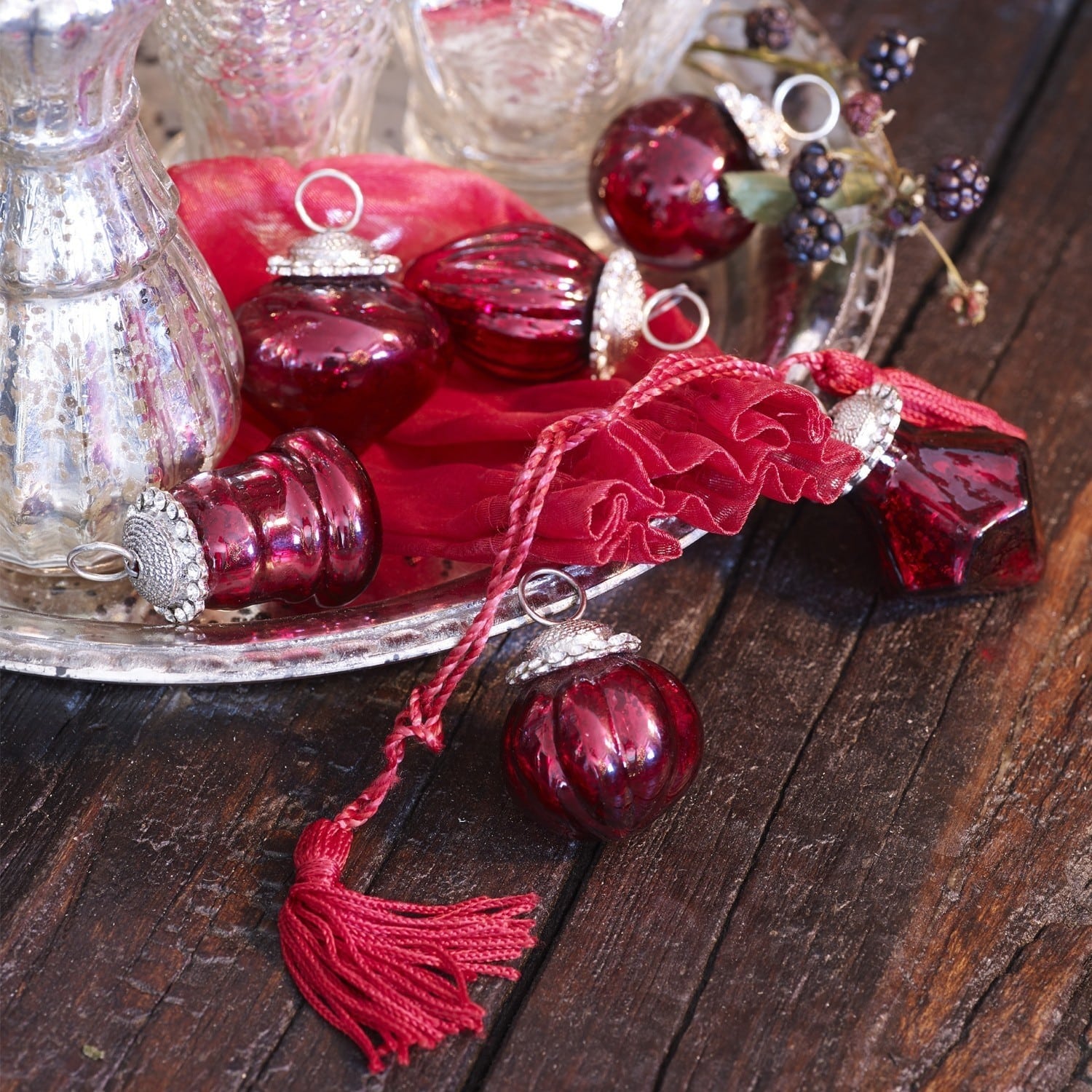 Lot de 6 décorations de Noël Levier Décorations de Noël en verre rouge avec pompons sur table en bois et plateau en métal