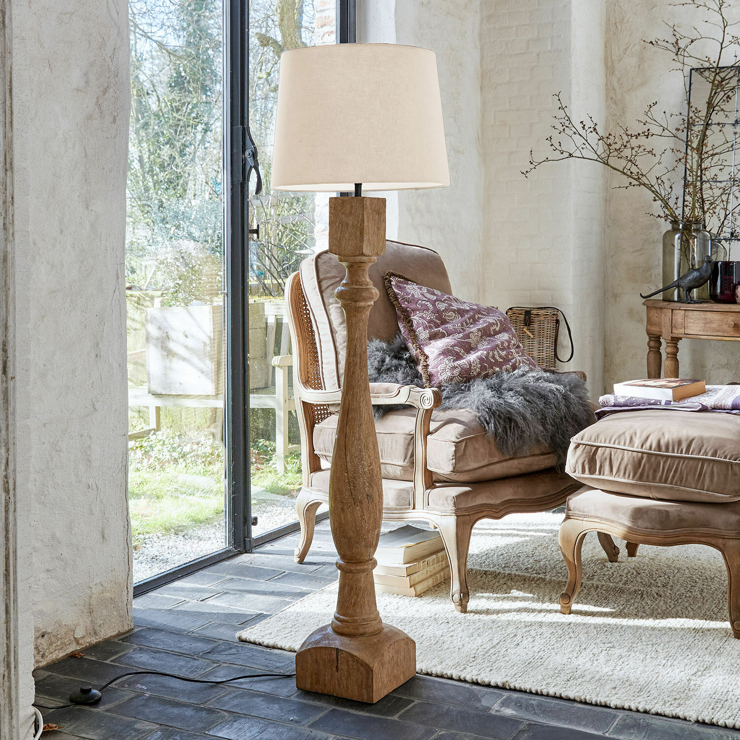 Lampadaire Fernisto Lampadaire en bois avec abat-jour beige dans un salon chaleureux avec fauteuils et tapis