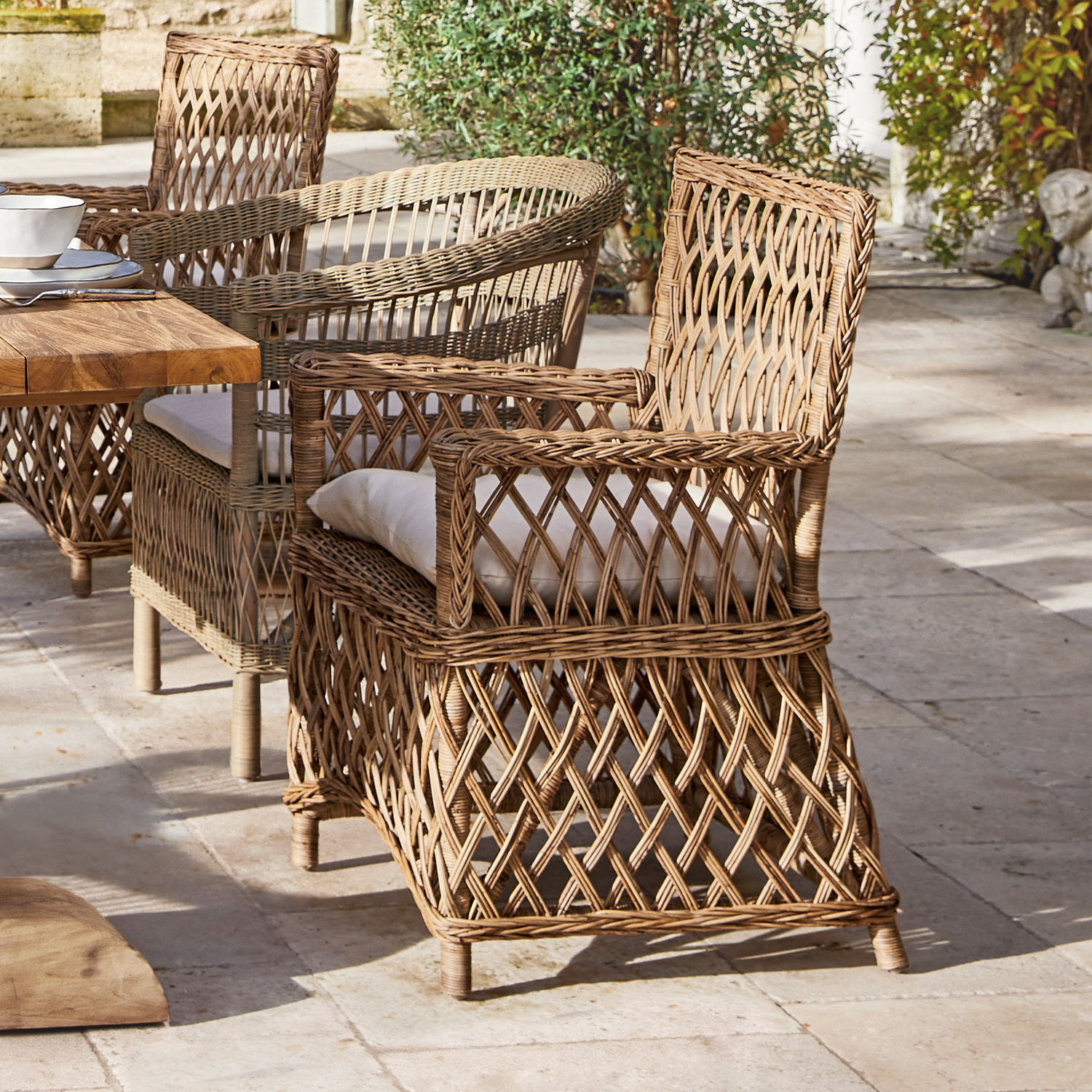 Fauteuil Elkiovar Fauteuil en rotin naturel avec coussin blanc pour terrasse ou jardin extérieur