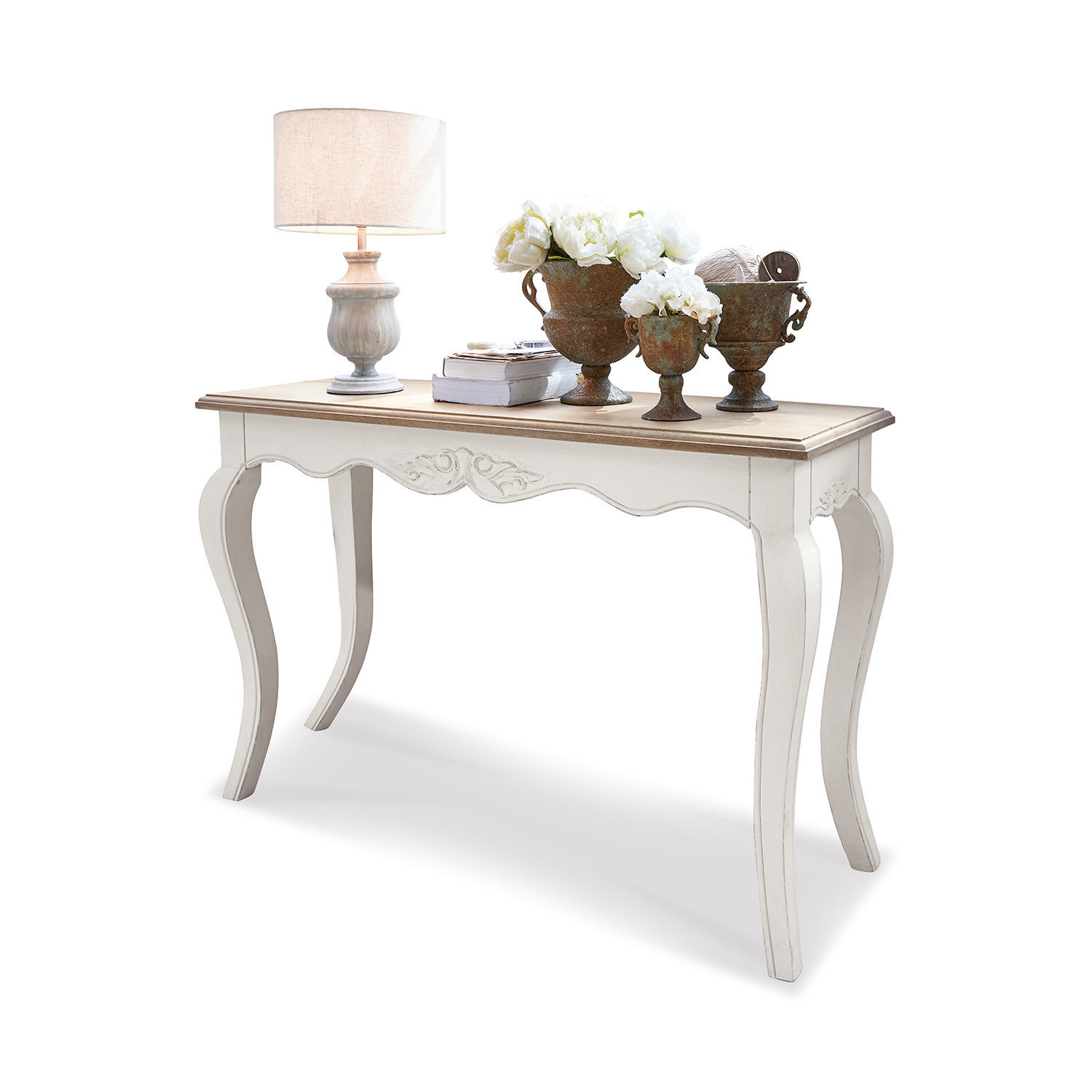 Console Bellerose Console en bois blanc avec pieds sculptés, lampe de table et décorations rustiques sur le dessus