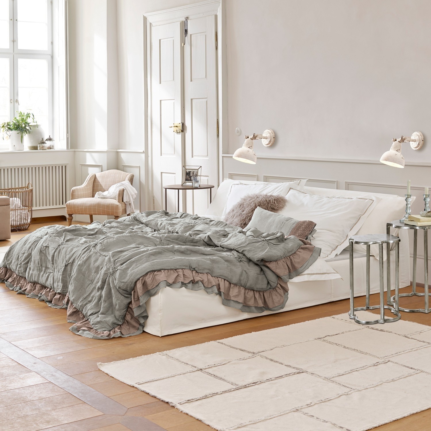 Lit Cottonwood Chambre chaleureuse avec lit blanc et couverture grise-vert à volants sur parquet en bois clair