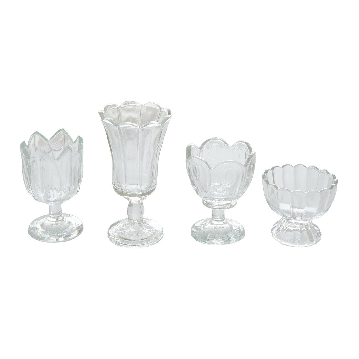 Lot de 4 photophores Amisette Ensemble de quatre bougeoirs en verre transparent avec différentes formes et motifs décoratifs