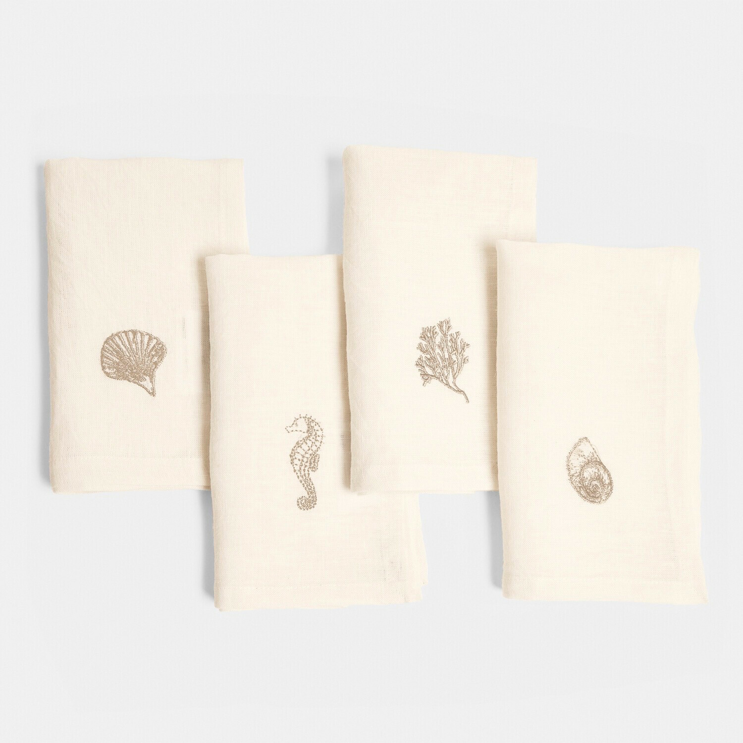 Lot de 4 serviettes Celorin Ensemble de quatre serviettes en lin crème avec motifs marins brodés, décoration de cuisine