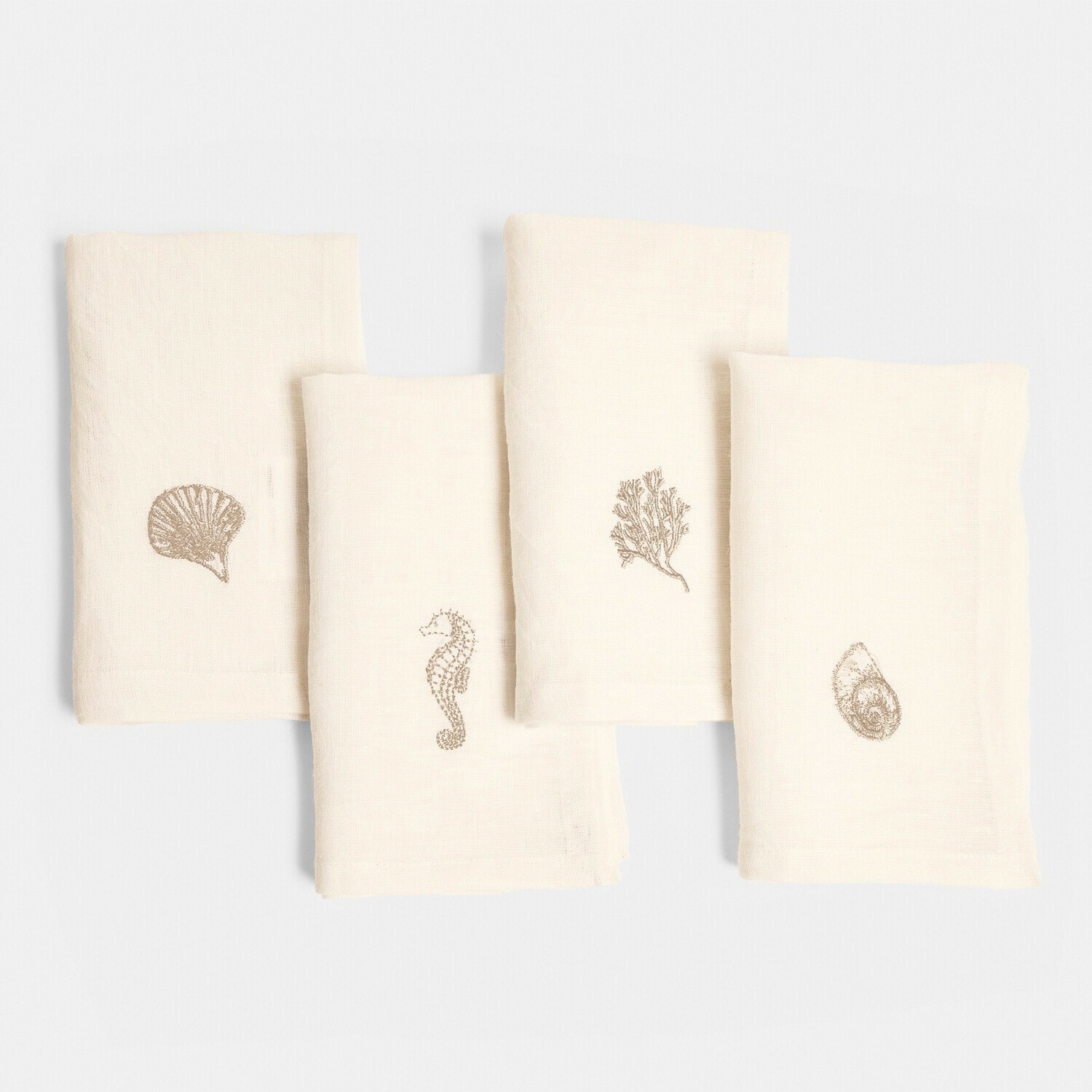 Lot de 4 serviettes Celorin Ensemble de quatre serviettes en lin crème avec motifs marins brodés, décoration de cuisine