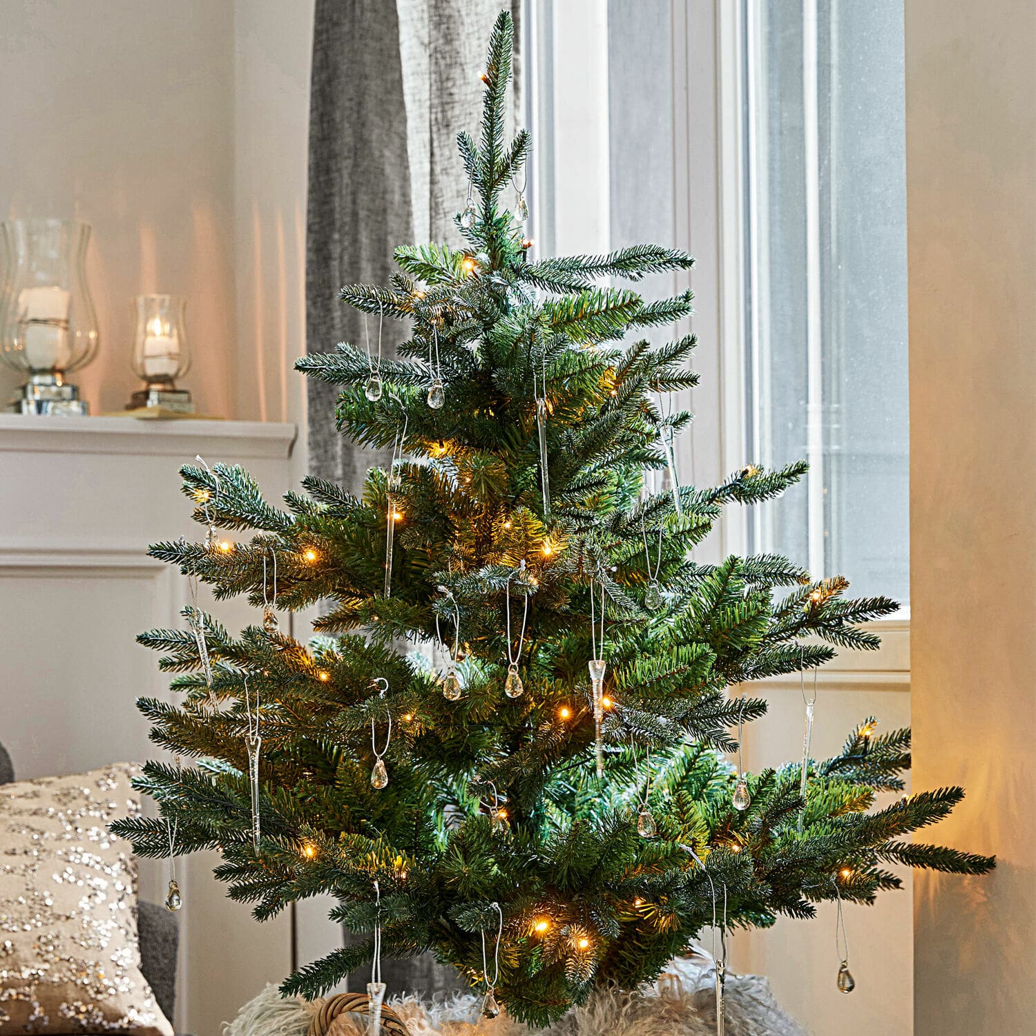 Sapin décoratif Mantilly Sapin artificiel vert avec branches détaillées et guirlande lumineuse LED pour décoration de Noël